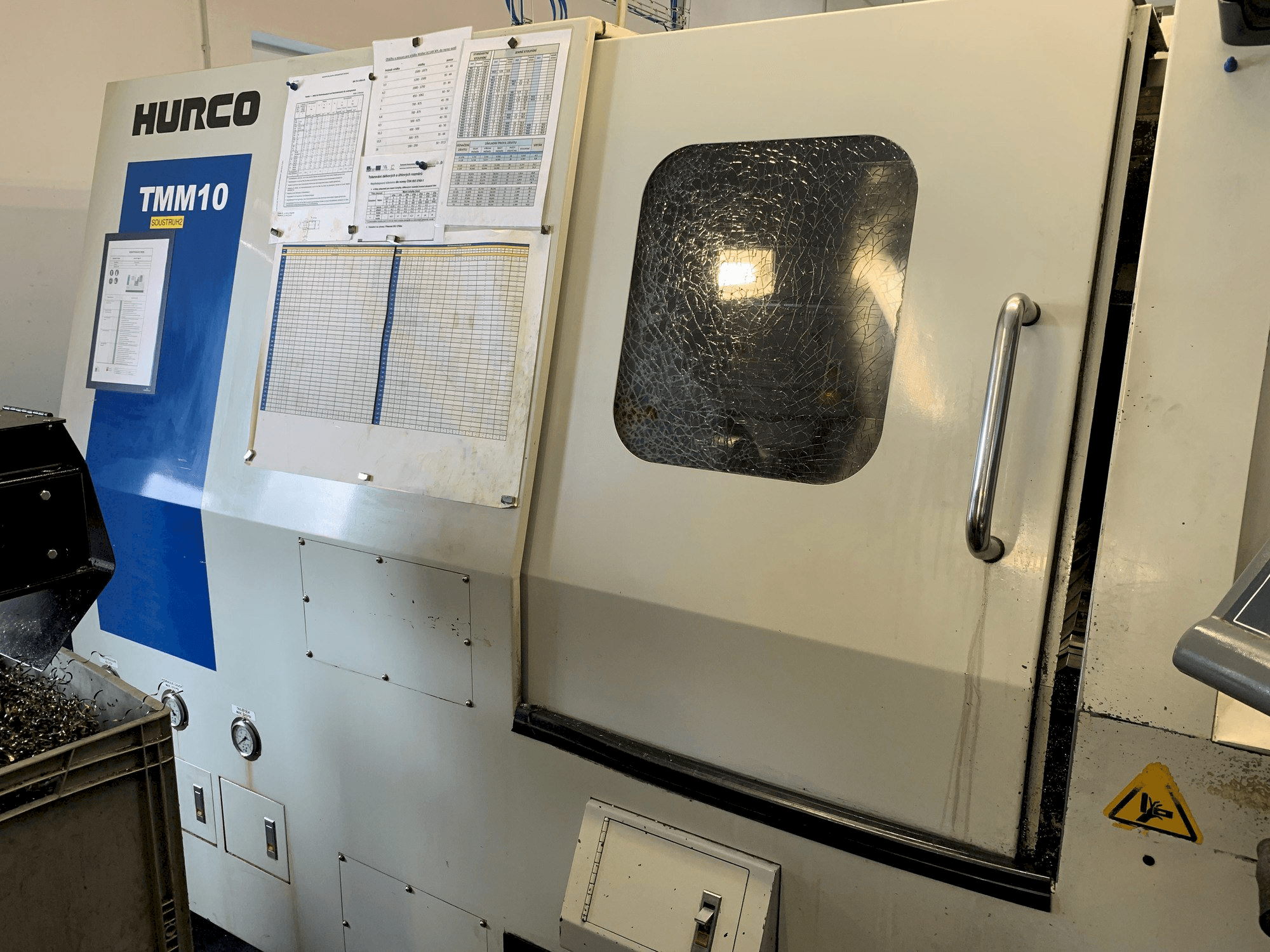 Vista Frontal da Hurco TMM 10 máquina