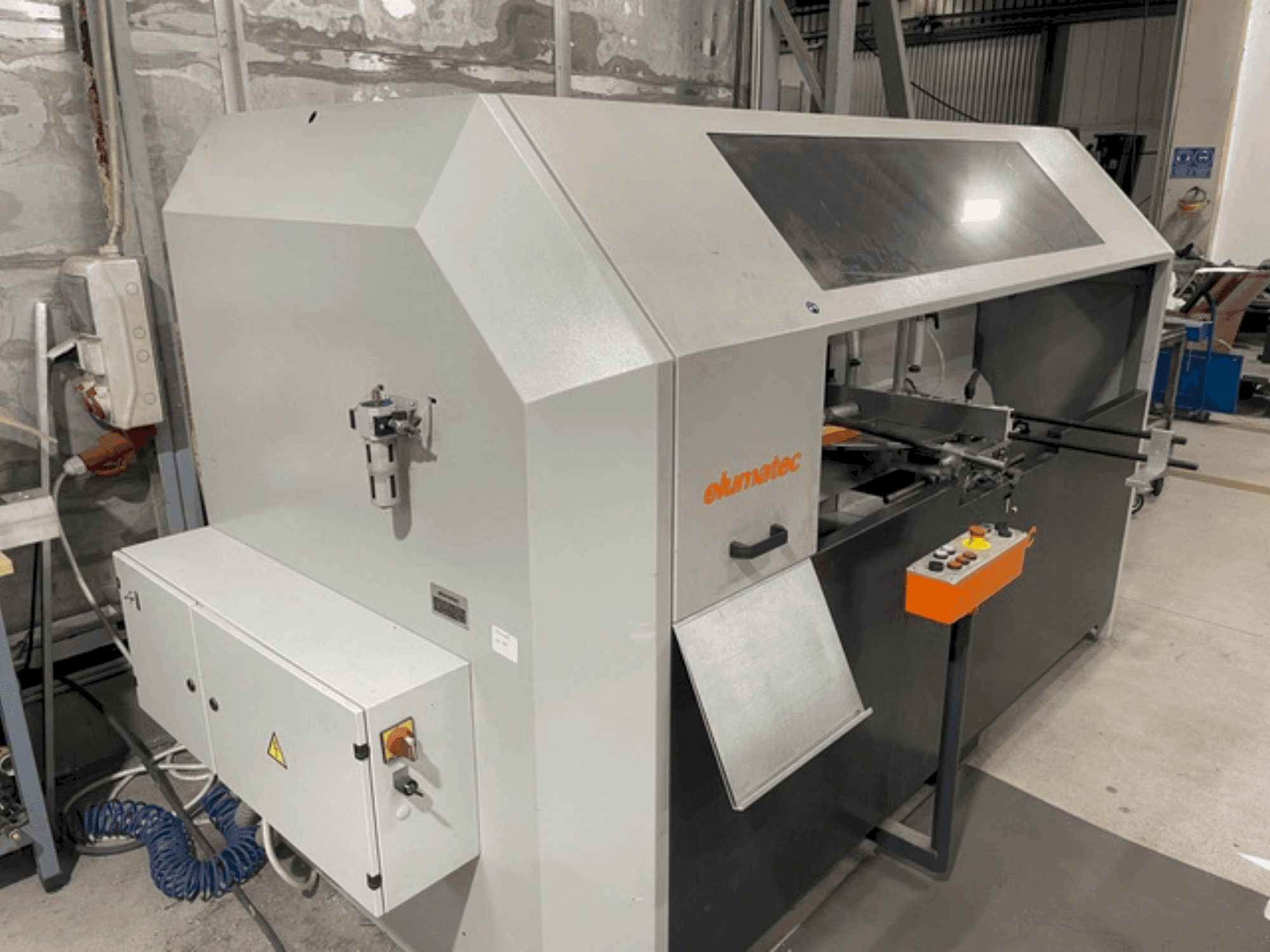 Vista Frontal da Elumatec AKS134/64 máquina