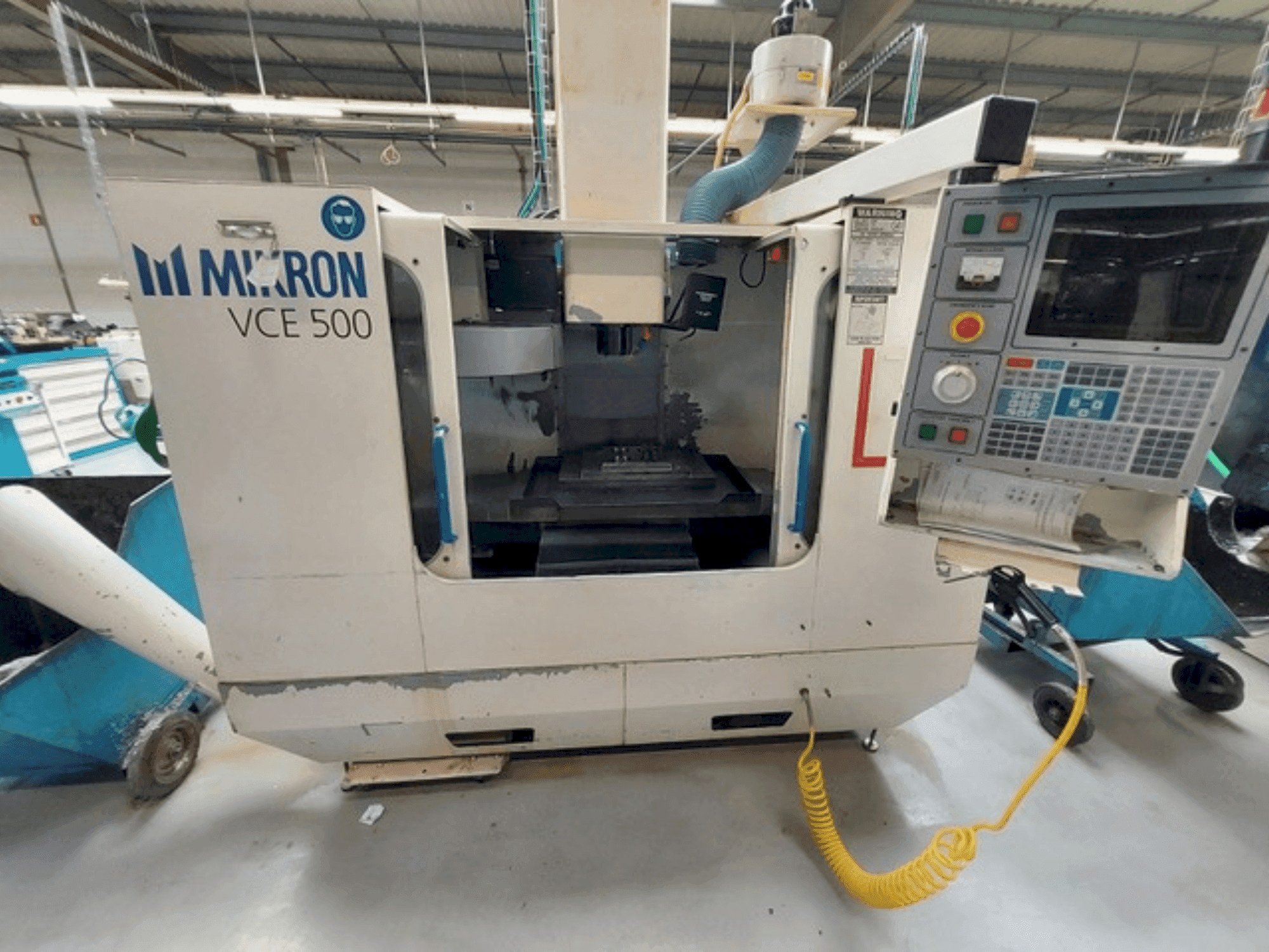 Vista Frontal da HAAS MIKRON VCE 500 máquina