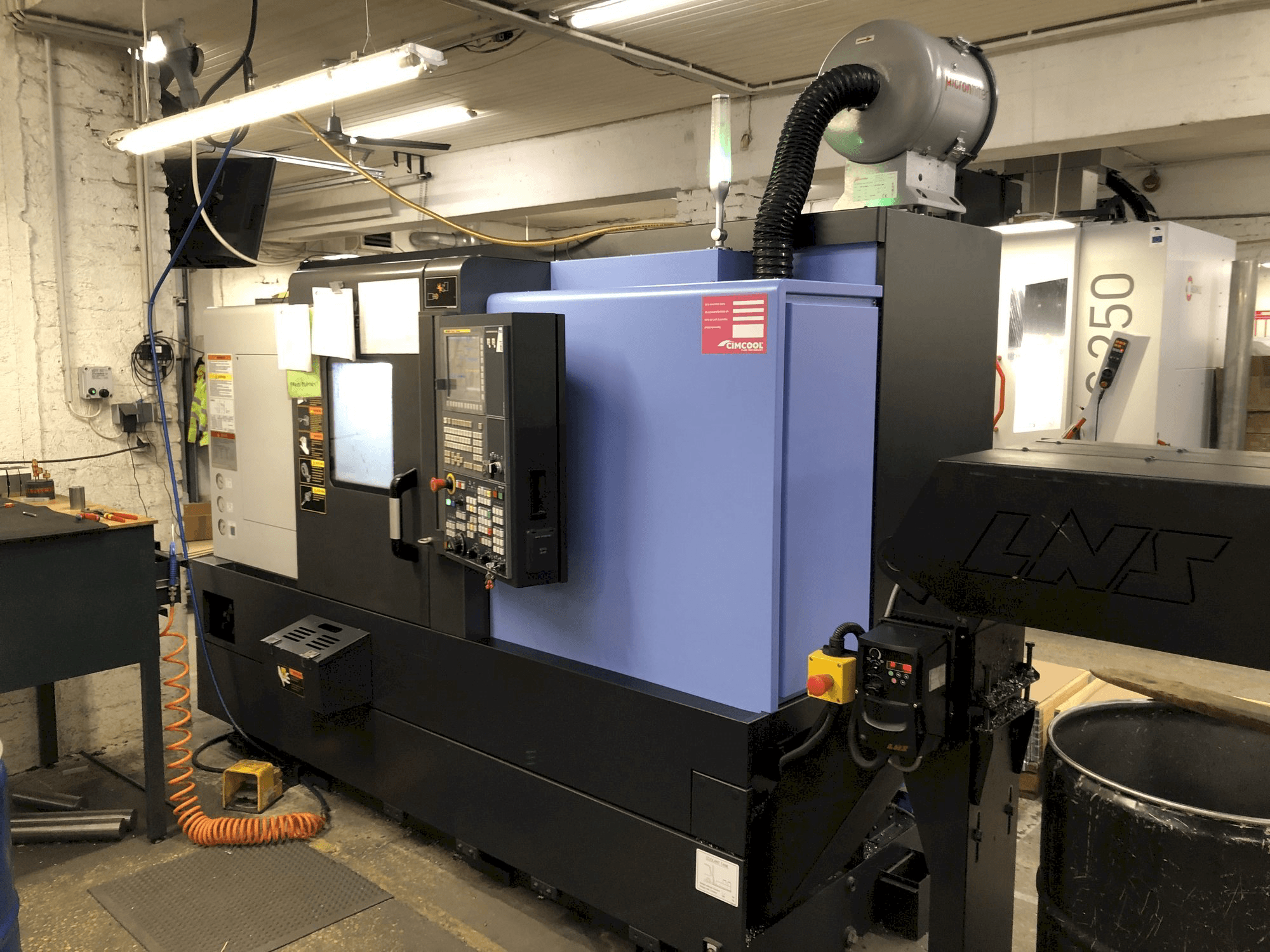 Vista Frontal da Doosan Lynx 220 LYC máquina