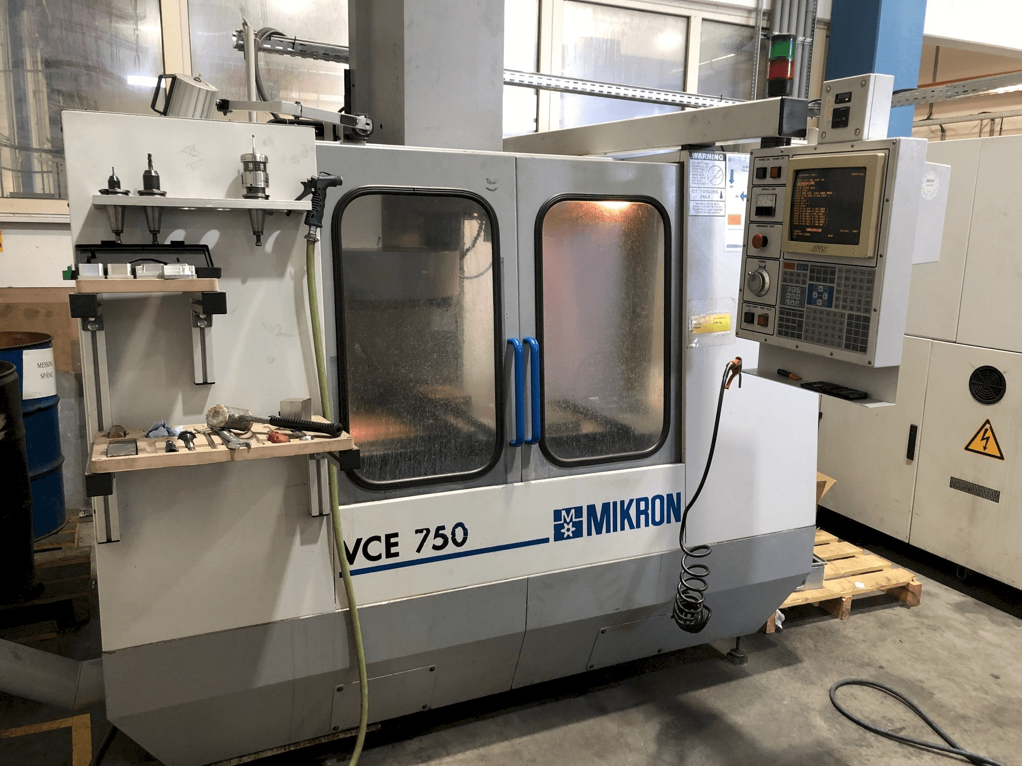 Vista Frontal da MIKRON VCE 750 máquina