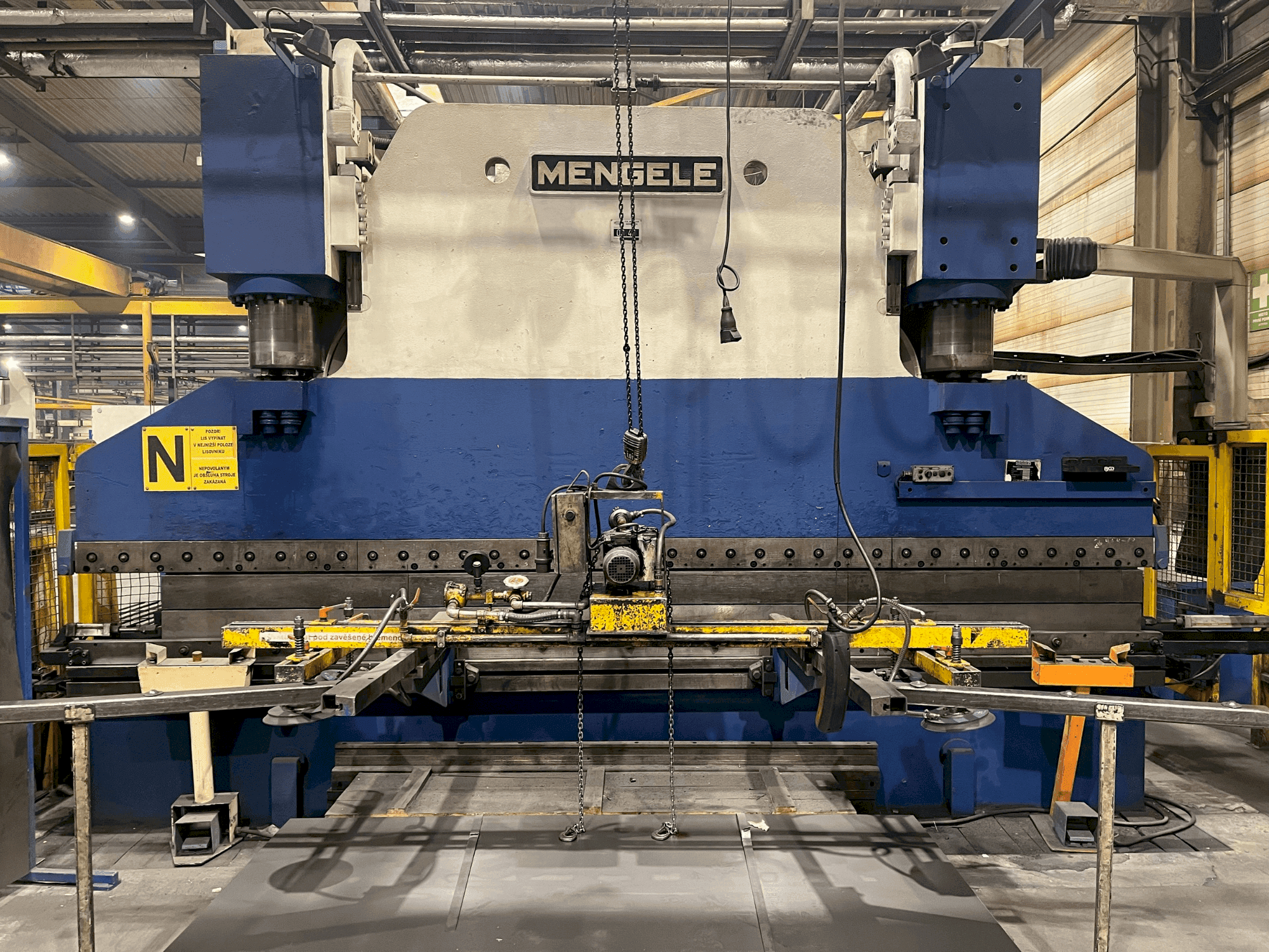 Vista Frontal da MENGELE D 400-3/5 máquina