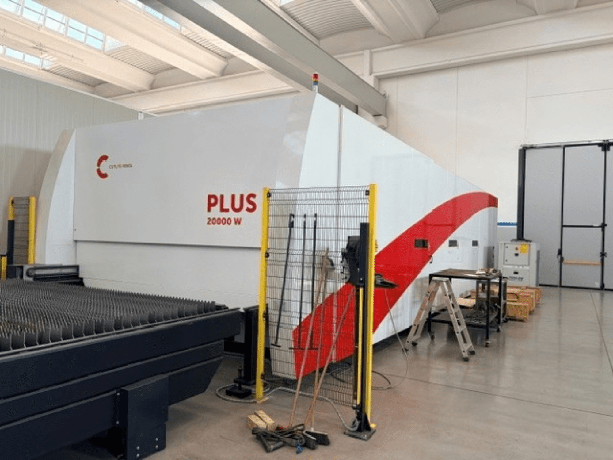 Máquina de corte a laser de fibra CUTLITE PENTA PLUS LM 9030, vista lateral, apresentando uma potência de 20 000 W, com vedação de proteção e área de trabalho.