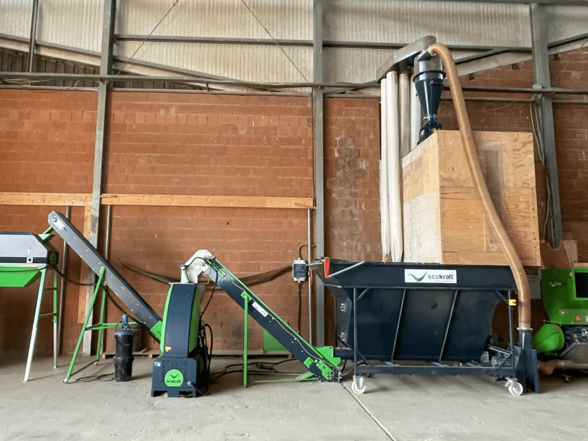 Máquina-ferramenta ECOKRAFT LP 22 num armazém, equipada com um transportador e um sistema de recolha de poeiras. Vista lateral, destacando os componentes funcionais.