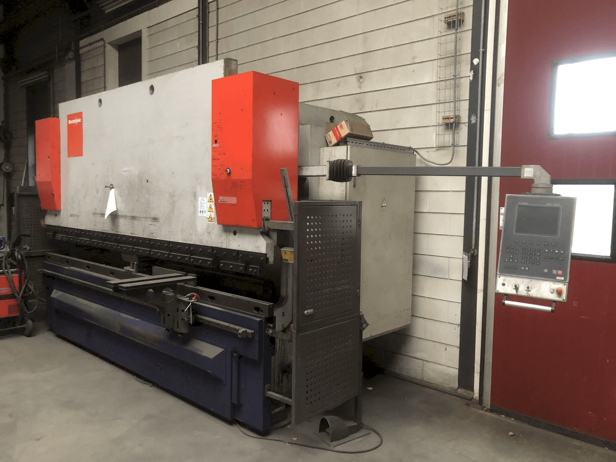 Vista Lateral Direita da Bystronic EP40-160 máquina