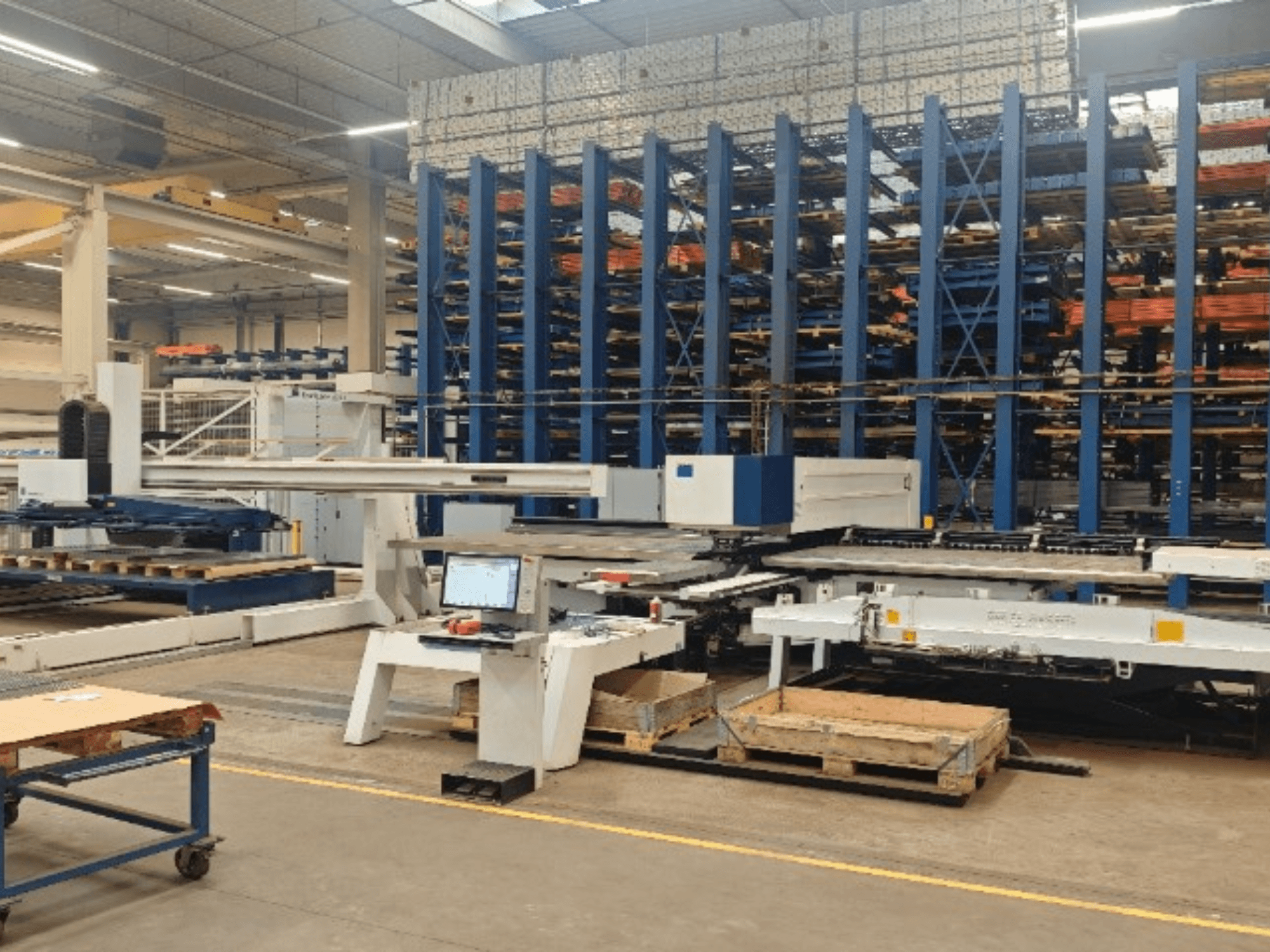 Máquina de perfuração CNC TRUMPF TruPunch 5000 S12 numa oficina, vista de frente, com o painel de controlo e a área de armazenamento.
