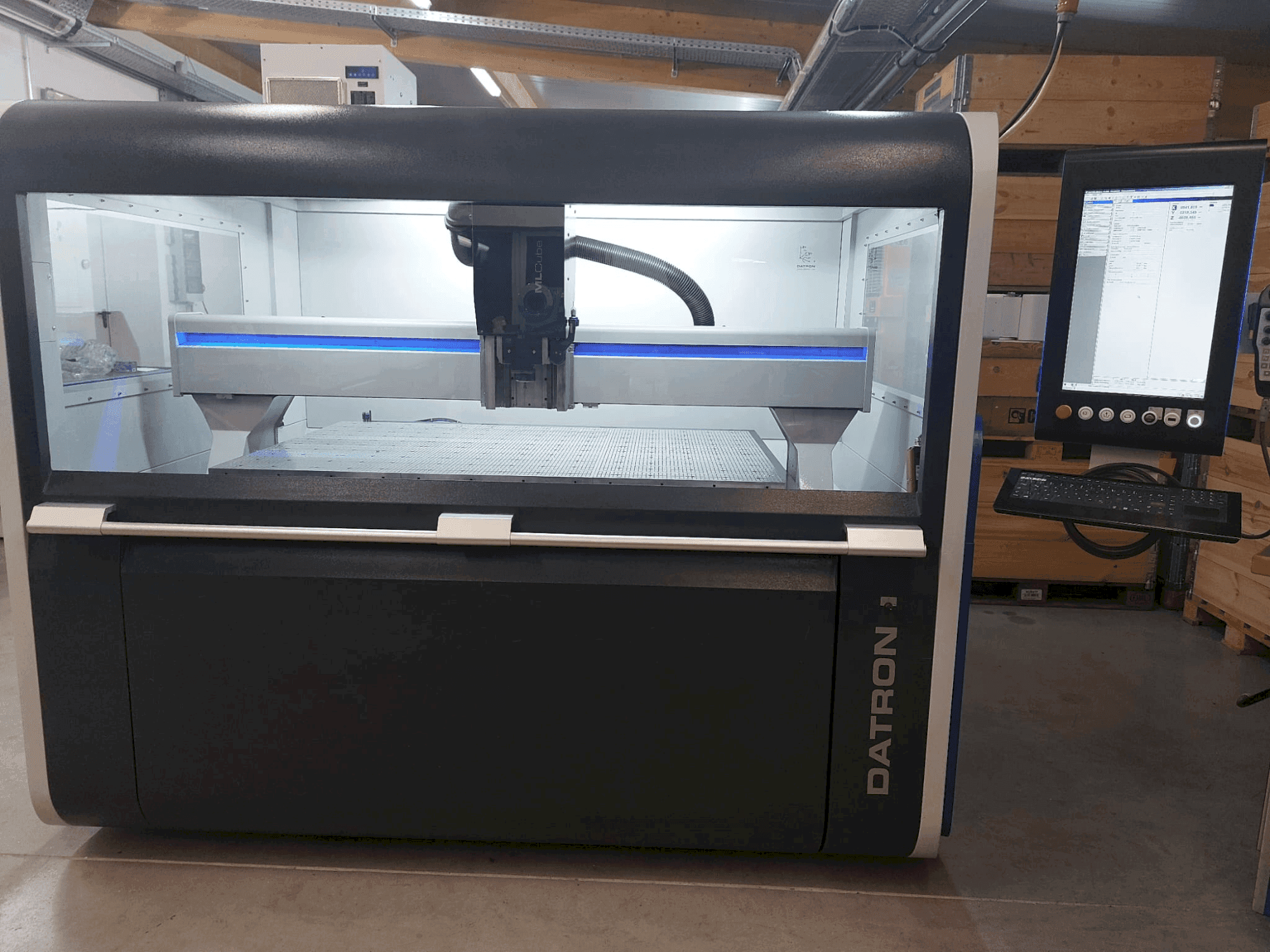 Vista Frontal da Datron MLCube LS máquina