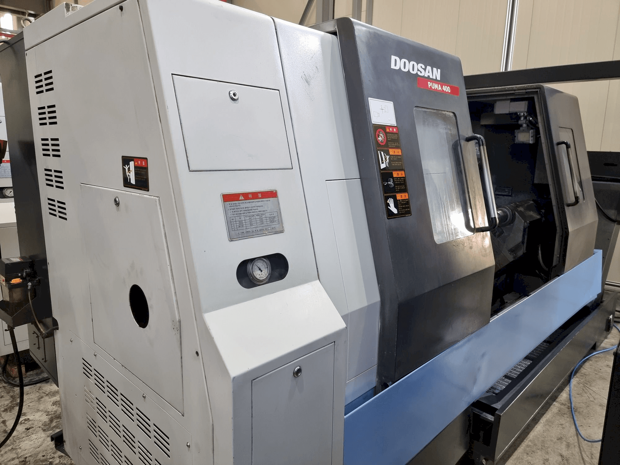 Vista Frontal da Doosan PUMA 400B máquina