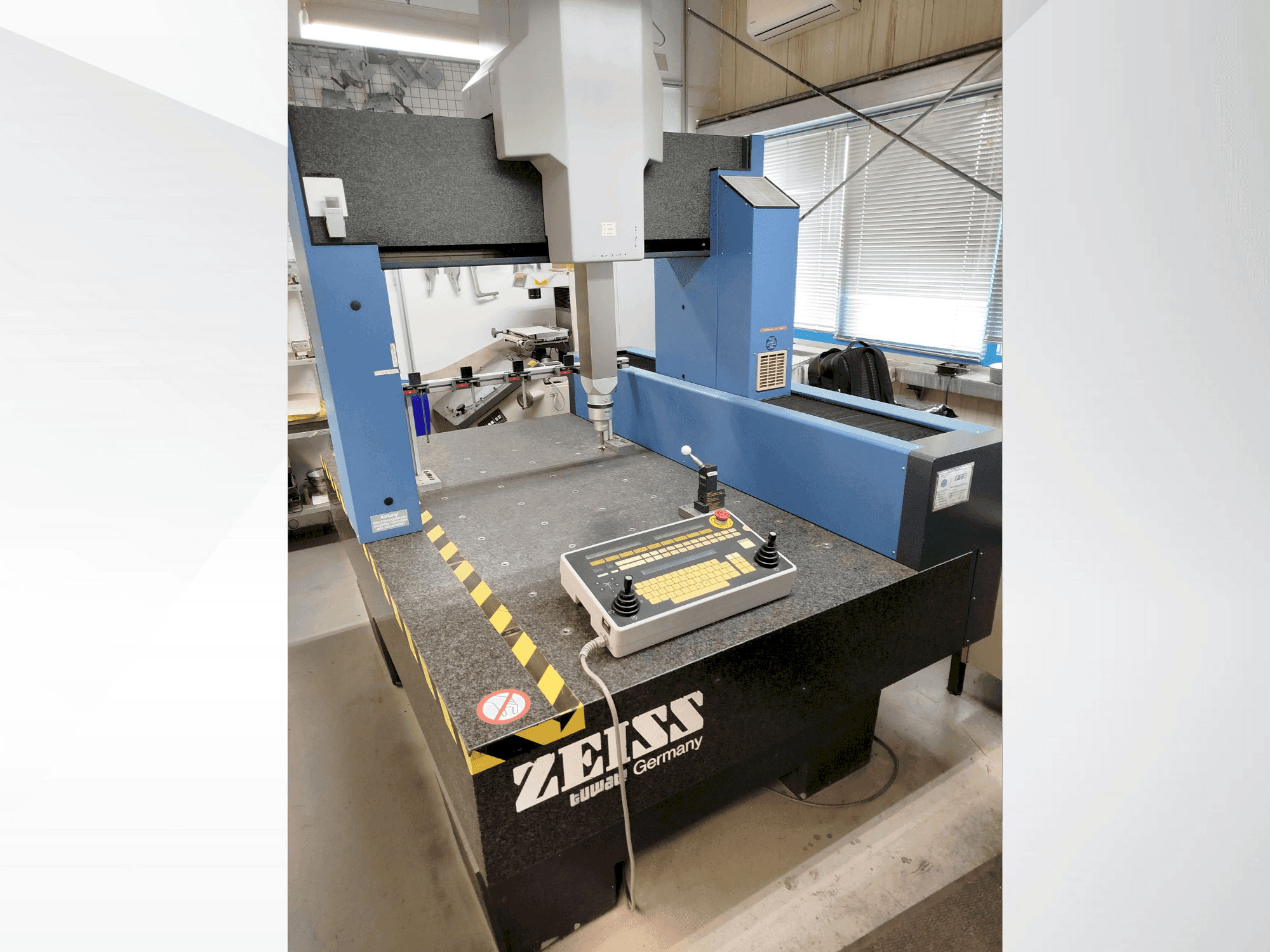 Vista Frontal da ZEISS Contura G2 máquina