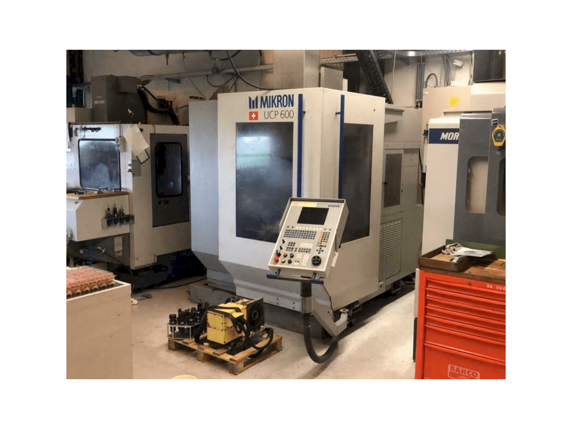 Vista Frontal da MIKRON UCP600 máquina