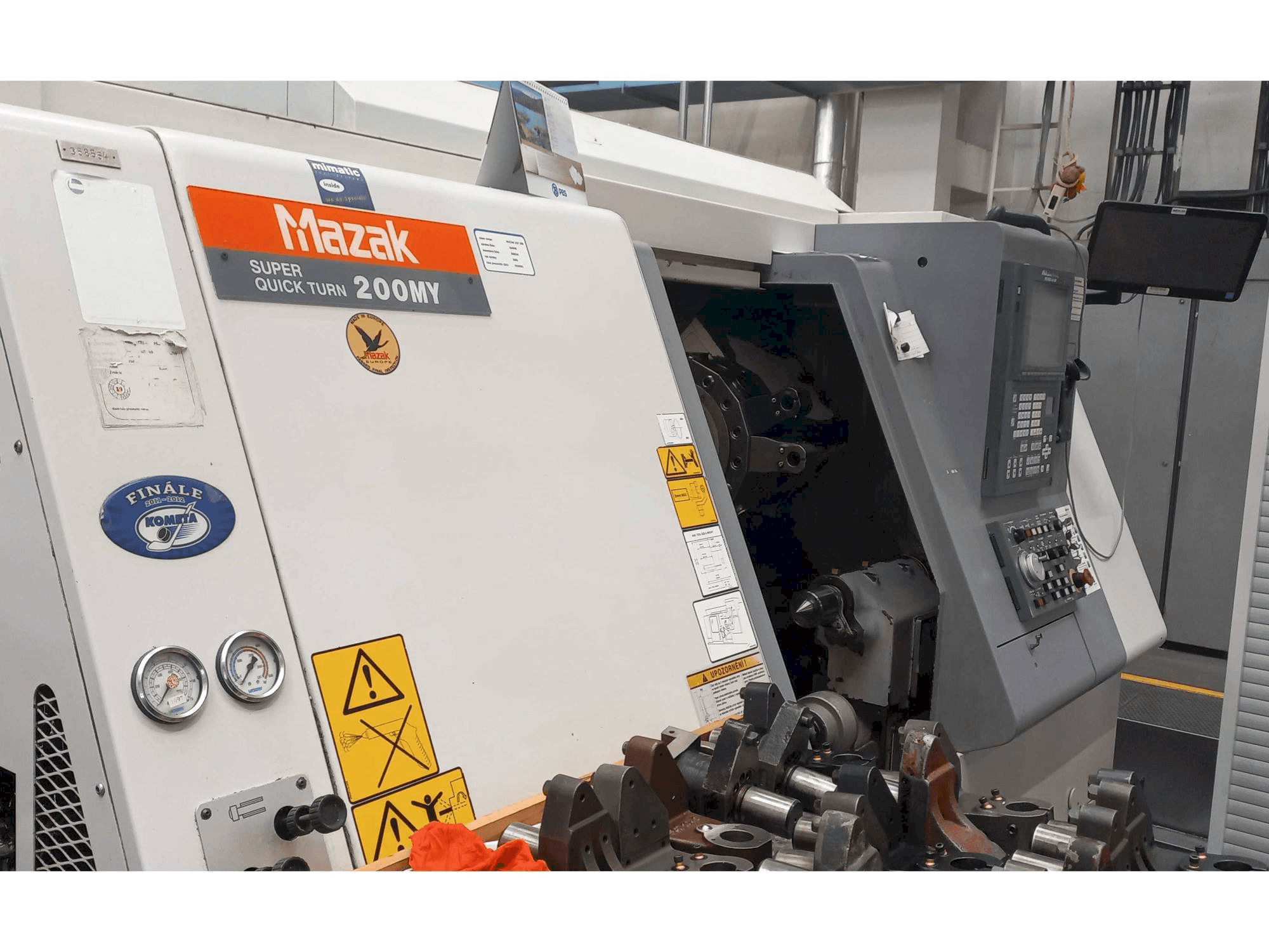 Vista Frontal da Mazak SQT 200MY máquina