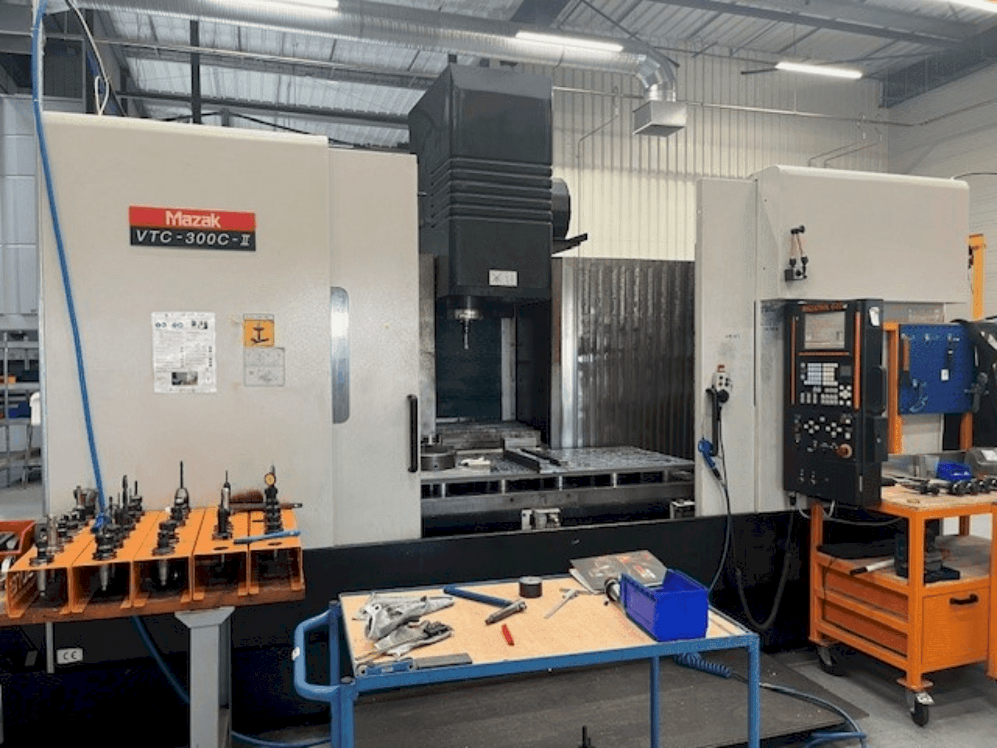 Vista Frontal da Mazak VTC-300C-II máquina