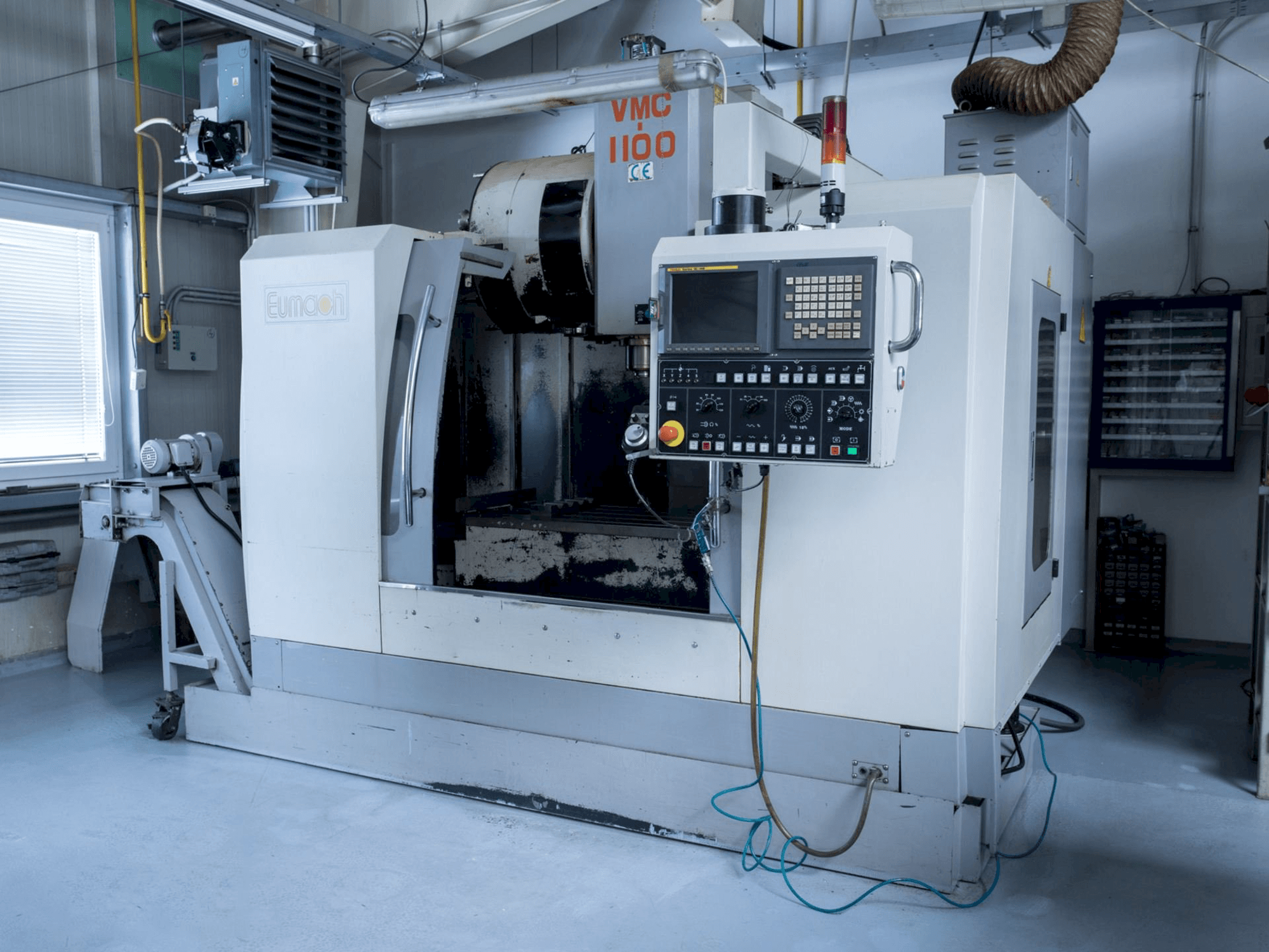 Vista Frontal da Eumach VMC 1100 máquina