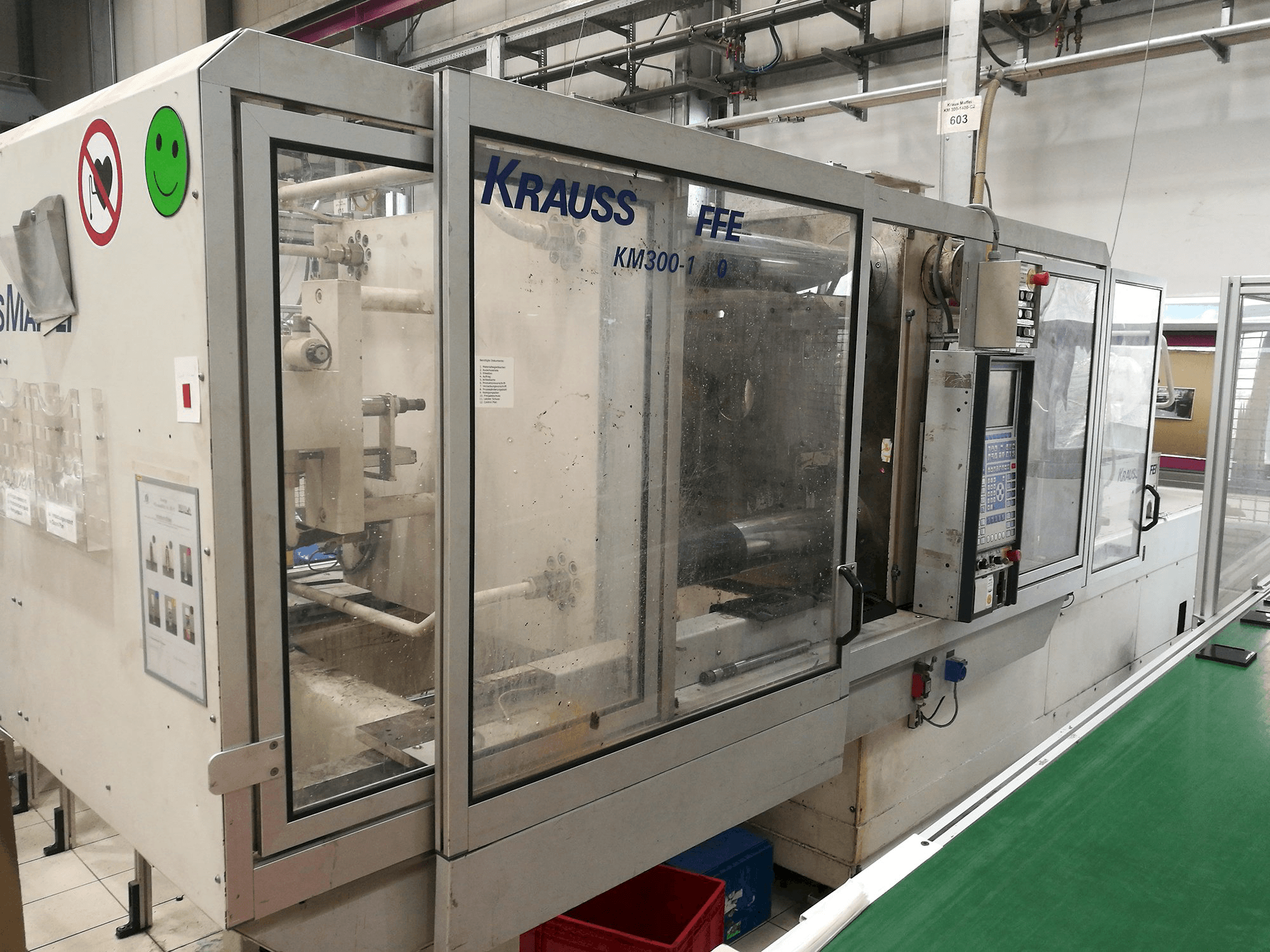 Vista Esquerda da Krauss Maffei KM 300-1400 C2 máquina