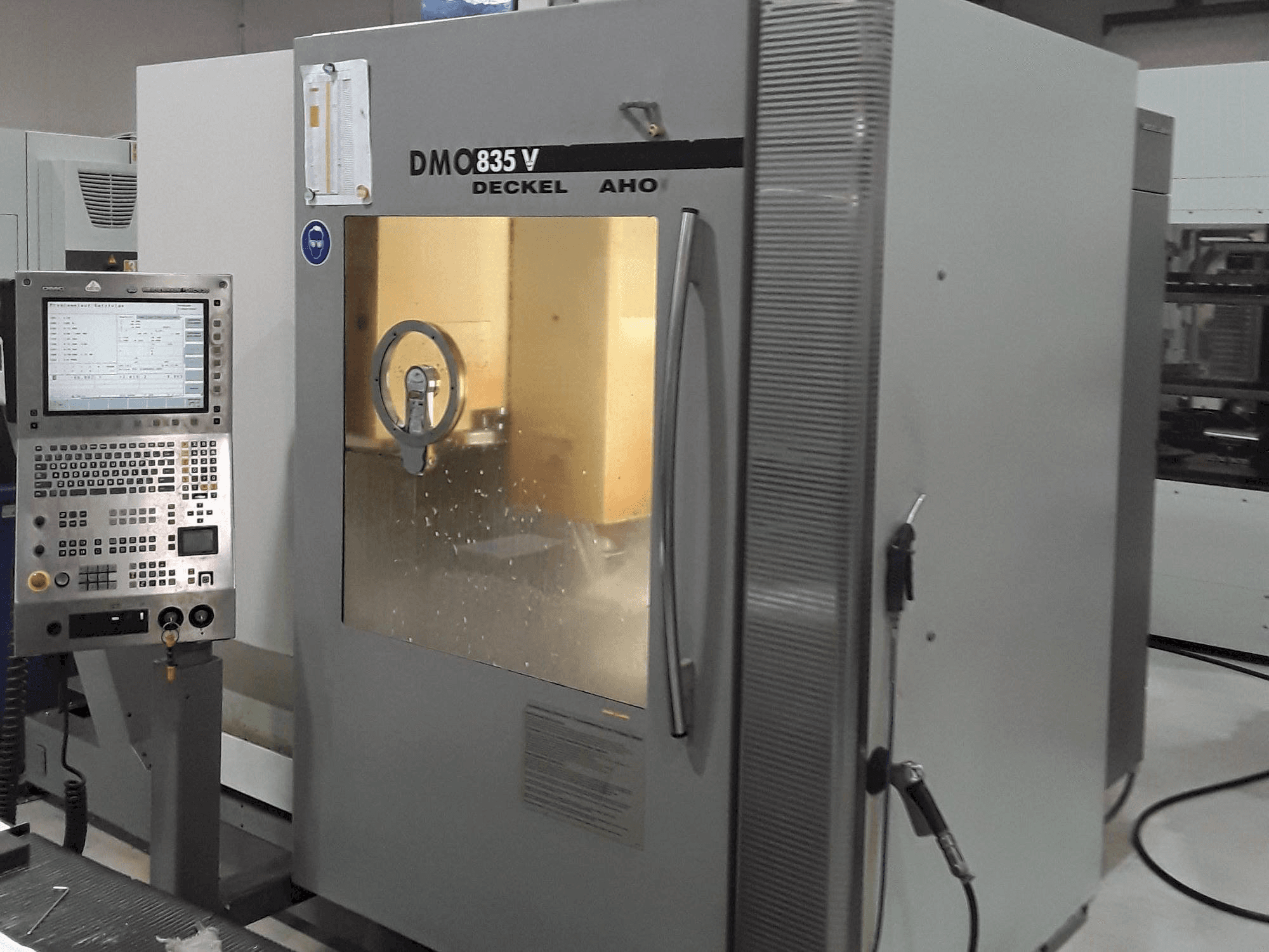 Vista Frontal da DECKEL MAHO DMC 835 V máquina