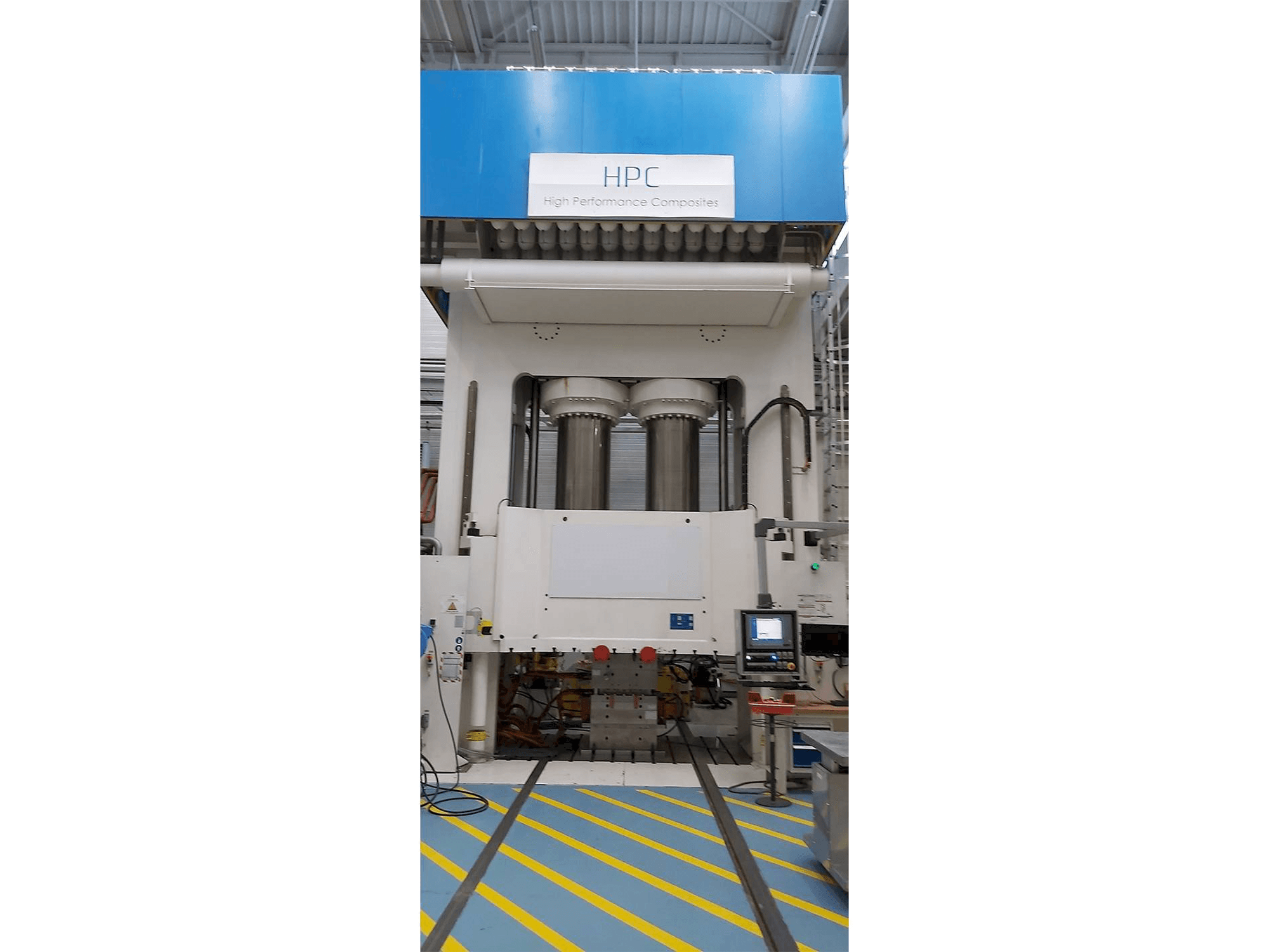 Vista Frontal da Dieffenbacher 2500 Ton máquina