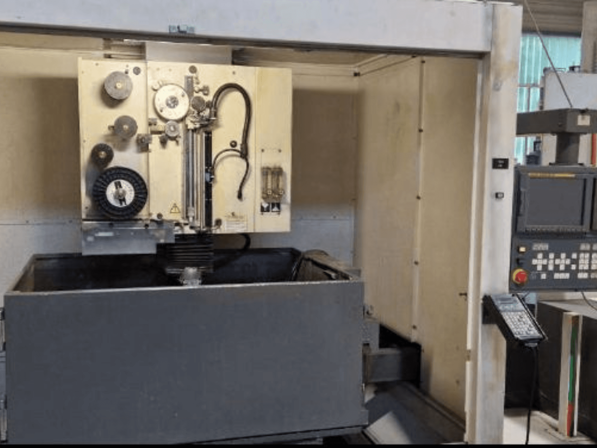 FANUC ROBOCUT α-1iA Wire EDM Machine, vista frontal mostrando o painel de controlo, tanque de trabalho e componentes da máquina.