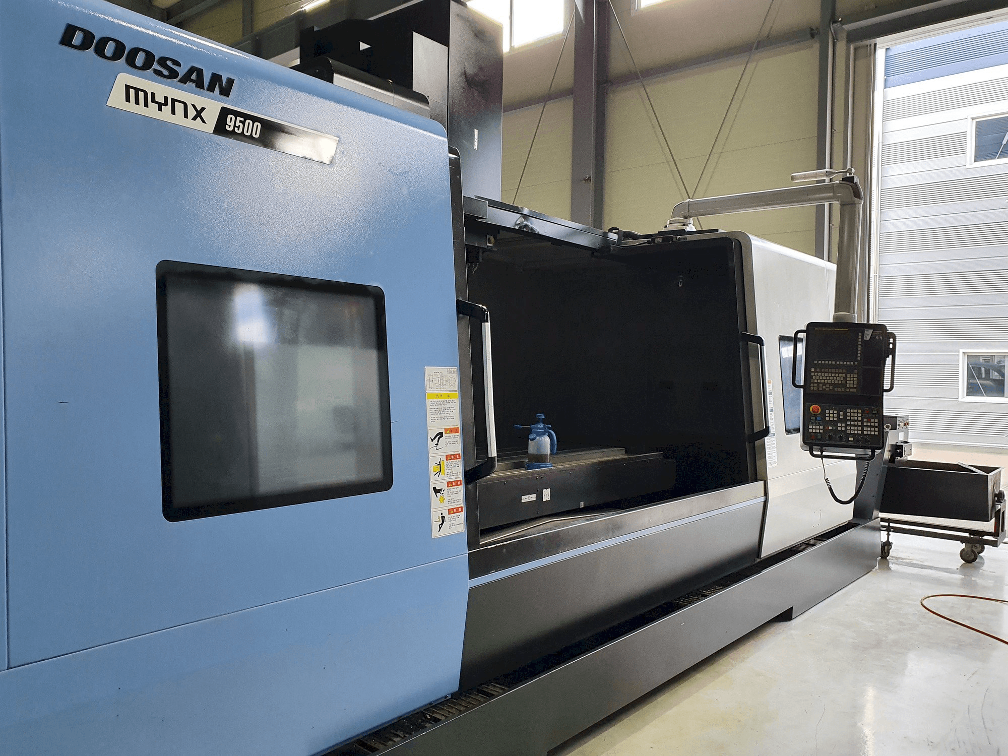 Vista Frontal da Doosan MYNX 9500 máquina