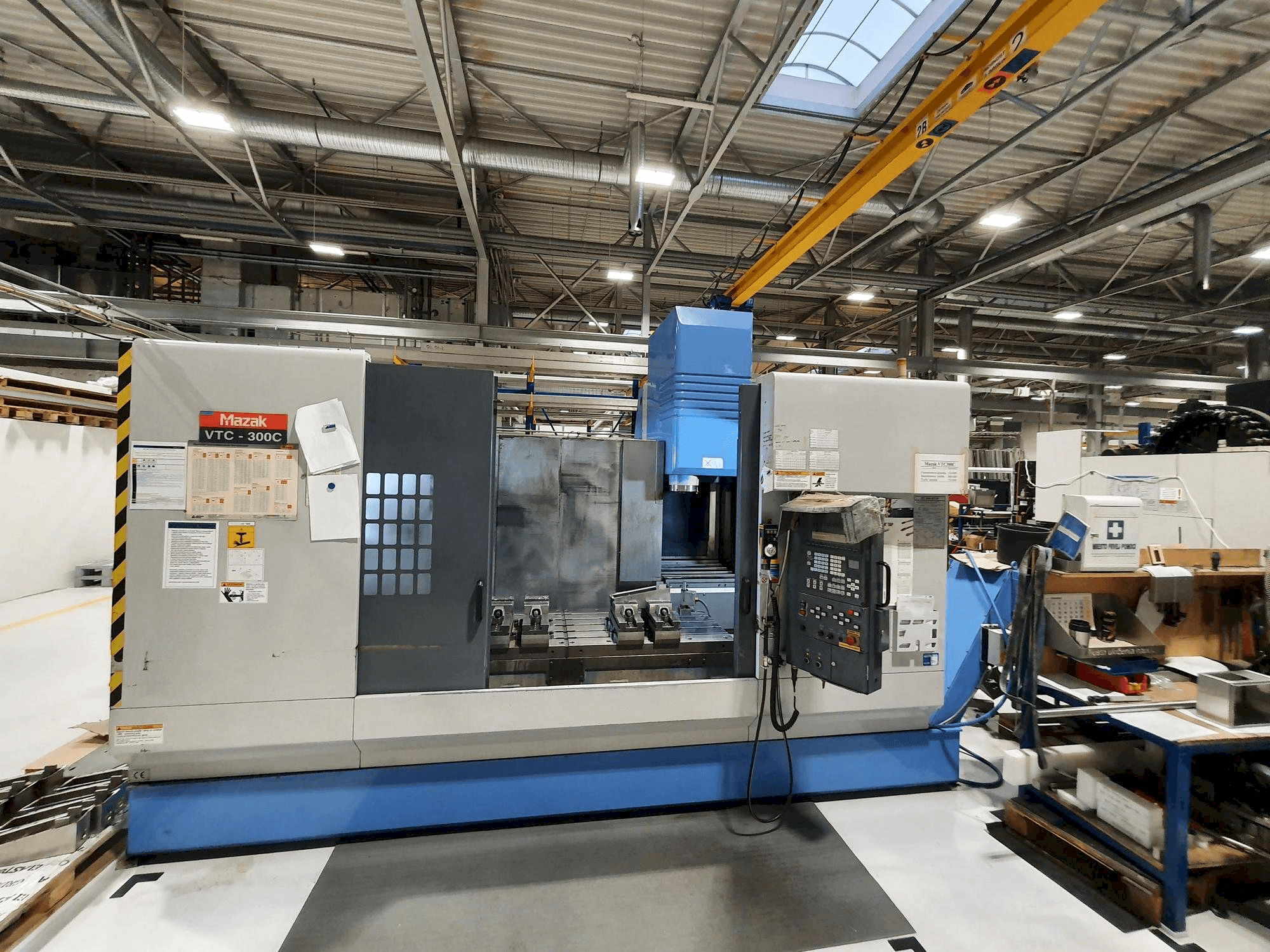 Vista Frontal da Mazak VTC-300C máquina