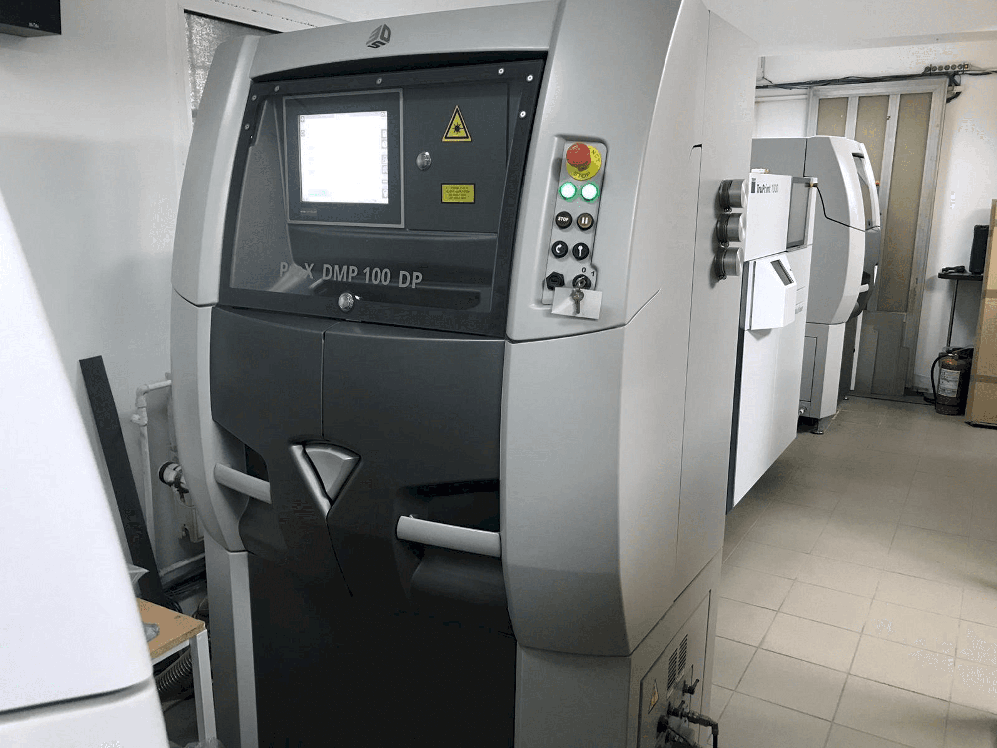 Vista Frontal da 3D SYSTEMS ProX DMP 100 máquina