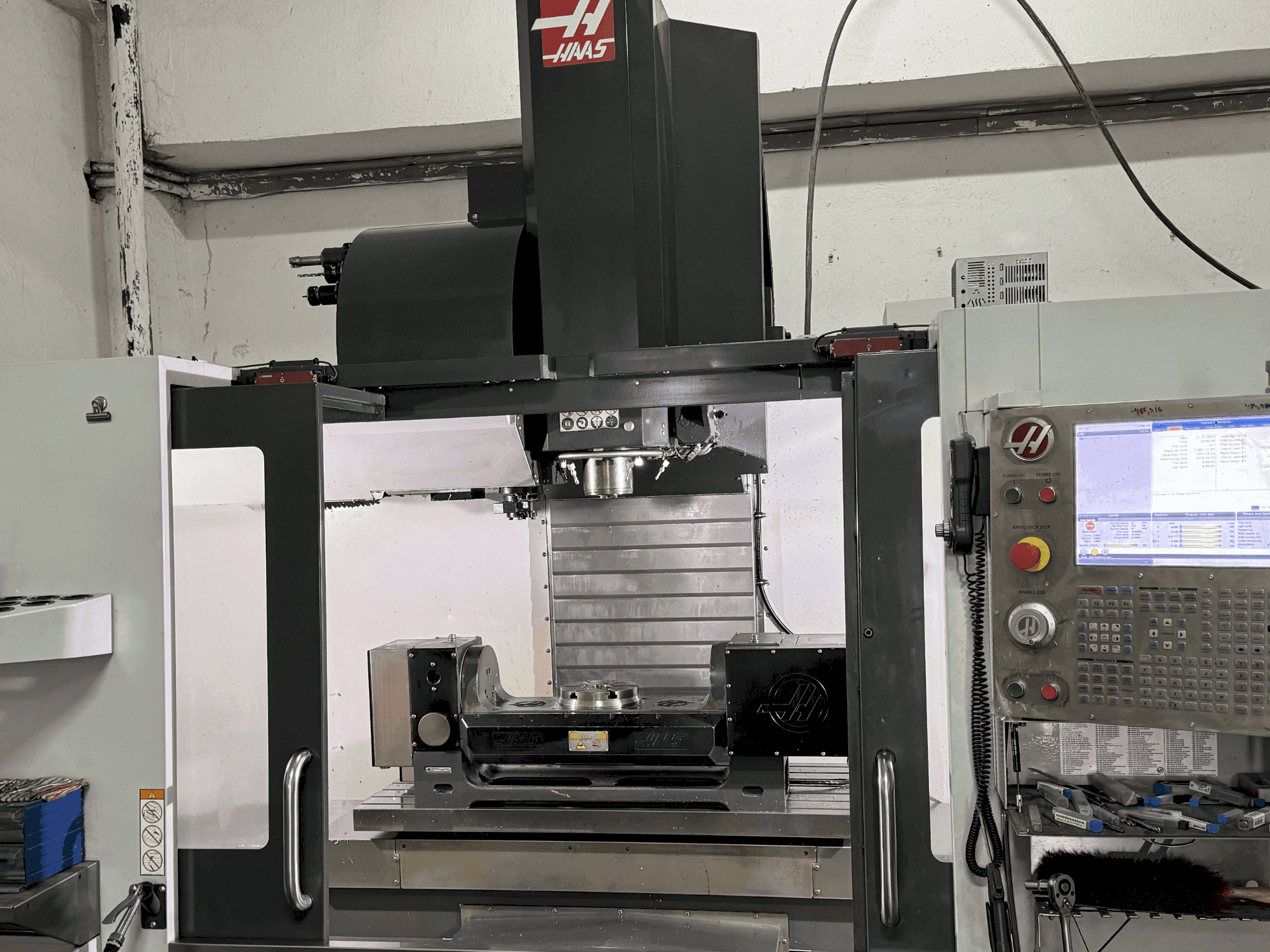 Vista Frontal da HAAS VF-5/40TR máquina