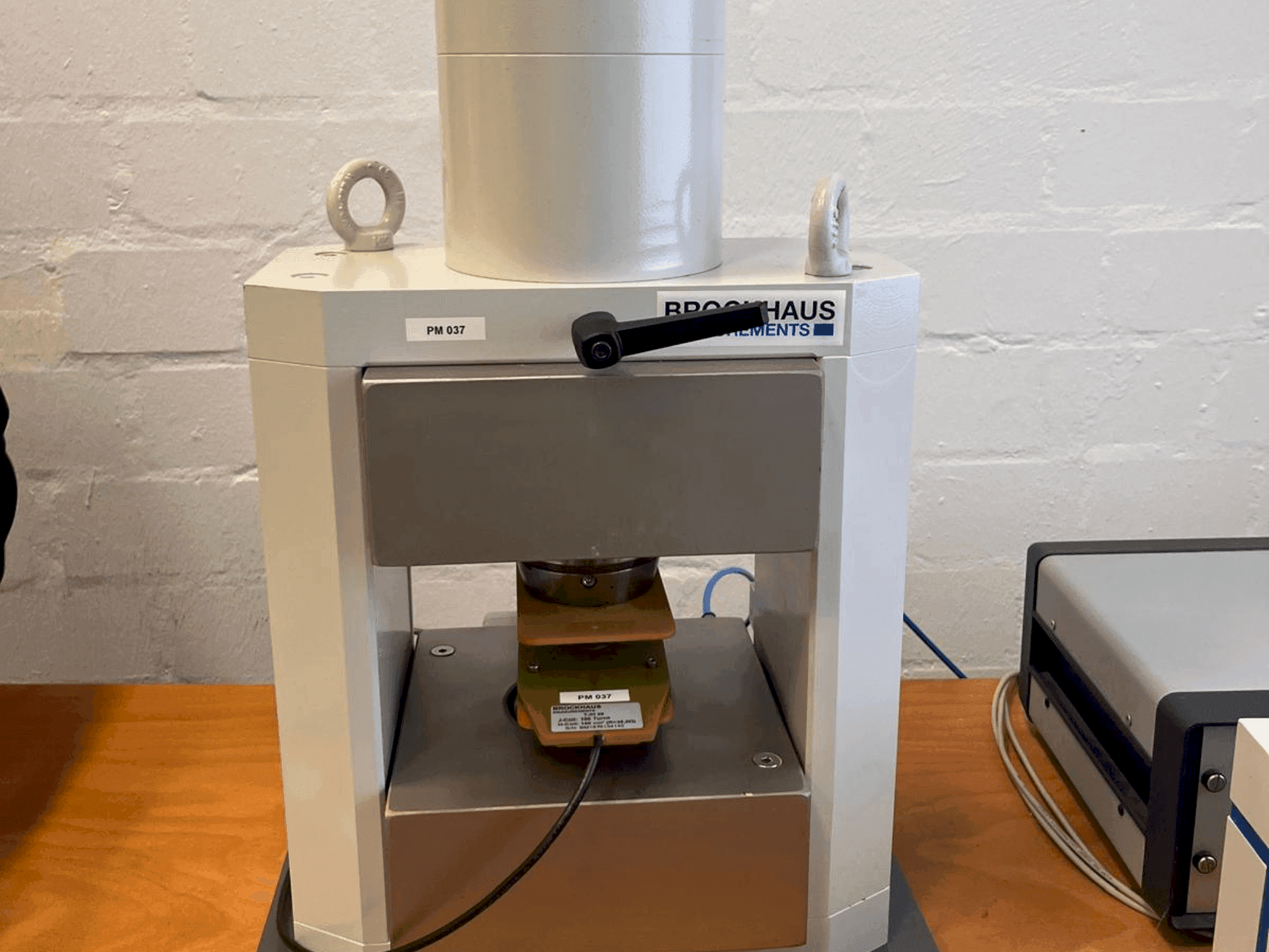 Vista Frontal da BROCKHAUS HG200 D máquina