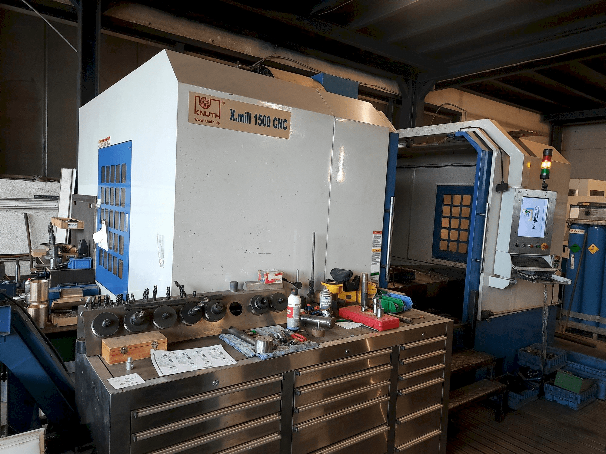 Vista Frontal da KNUTH X-Mill 1500 CNC máquina
