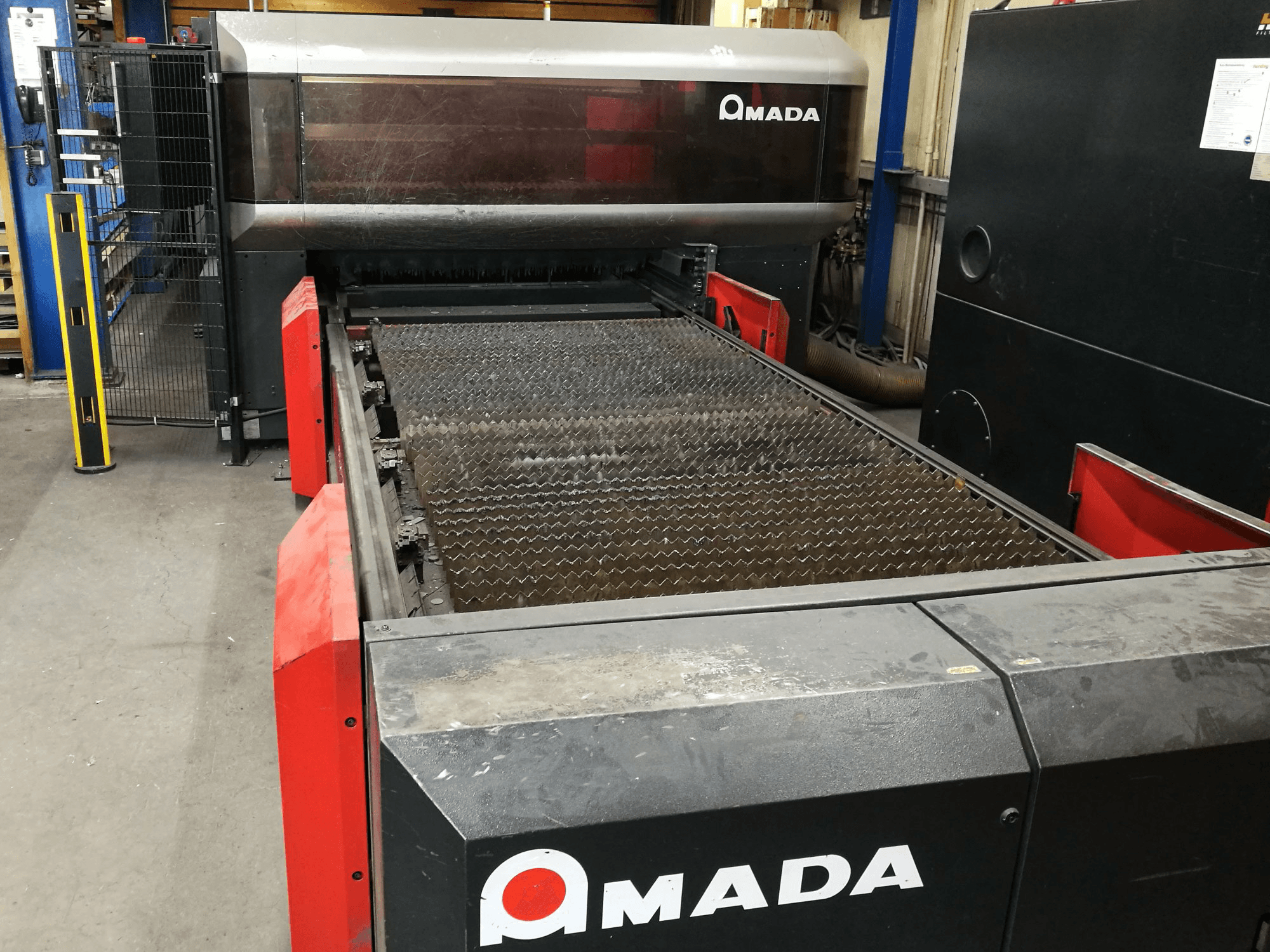 Vista Frontal da AMADA LC 3015 X1 NT máquina