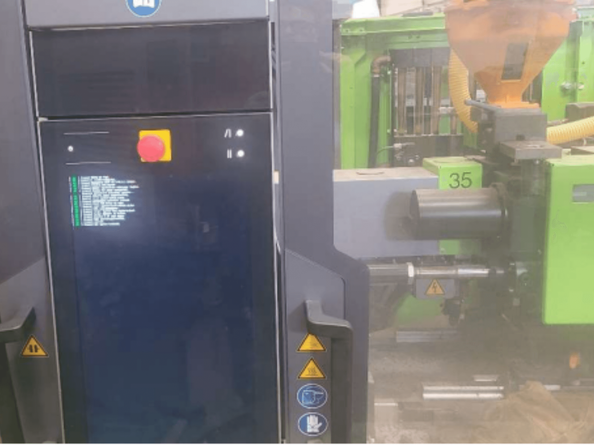 Máquina de moldagem por injeção hidráulica Engel Victory 320/80 spex, vista frontal mostrando o painel de controlo e a unidade de injeção verde.