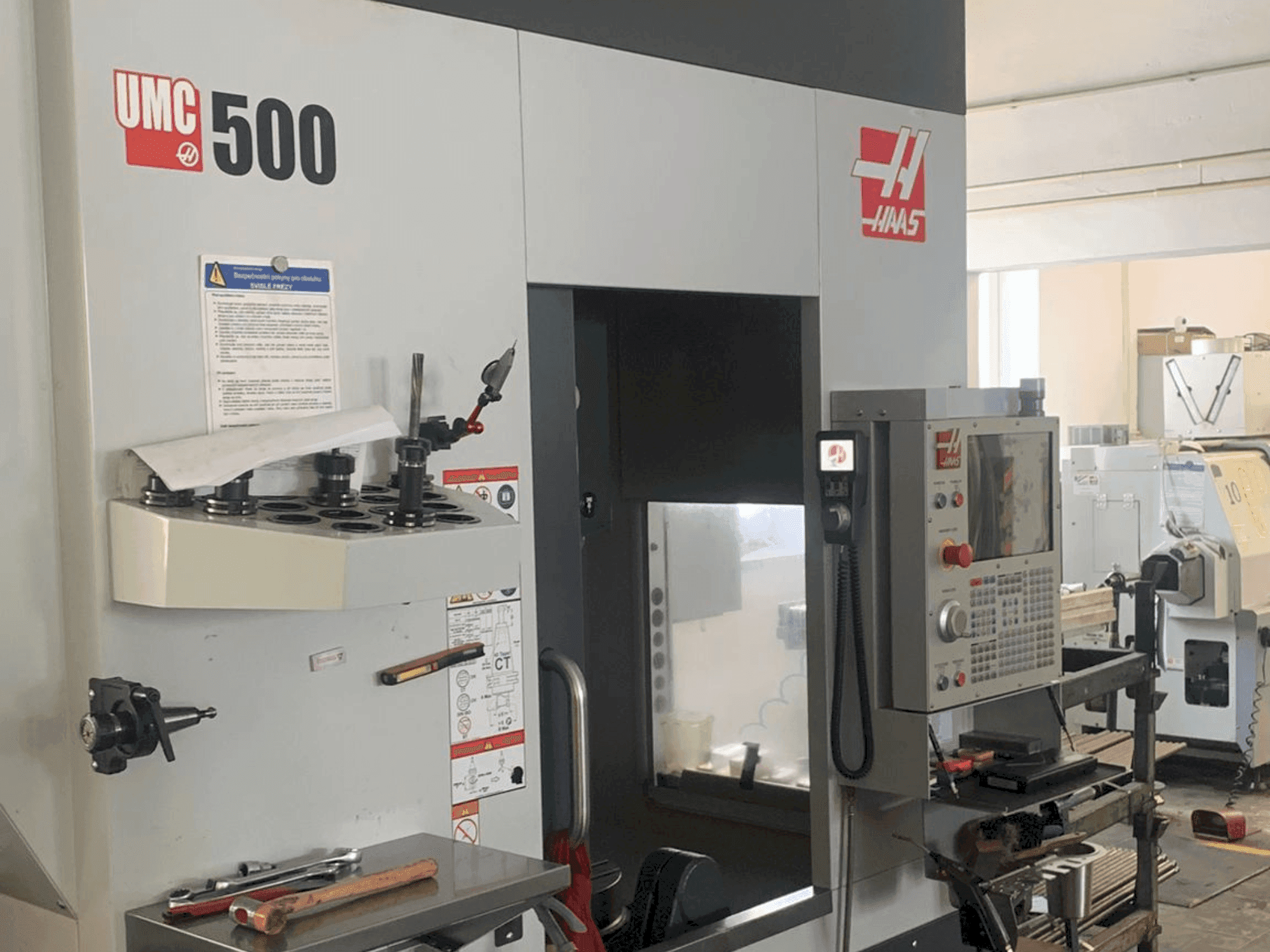 Vista Frontal da HAAS UMC 500 máquina