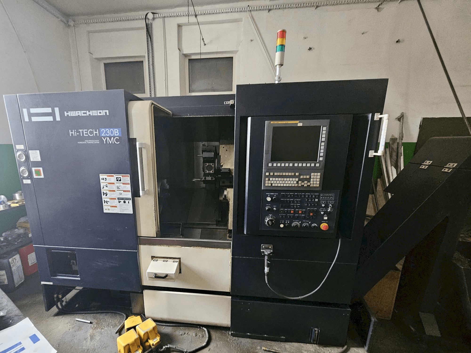 Vista Frontal da HWACHEON HI-TECH 230B YMC máquina