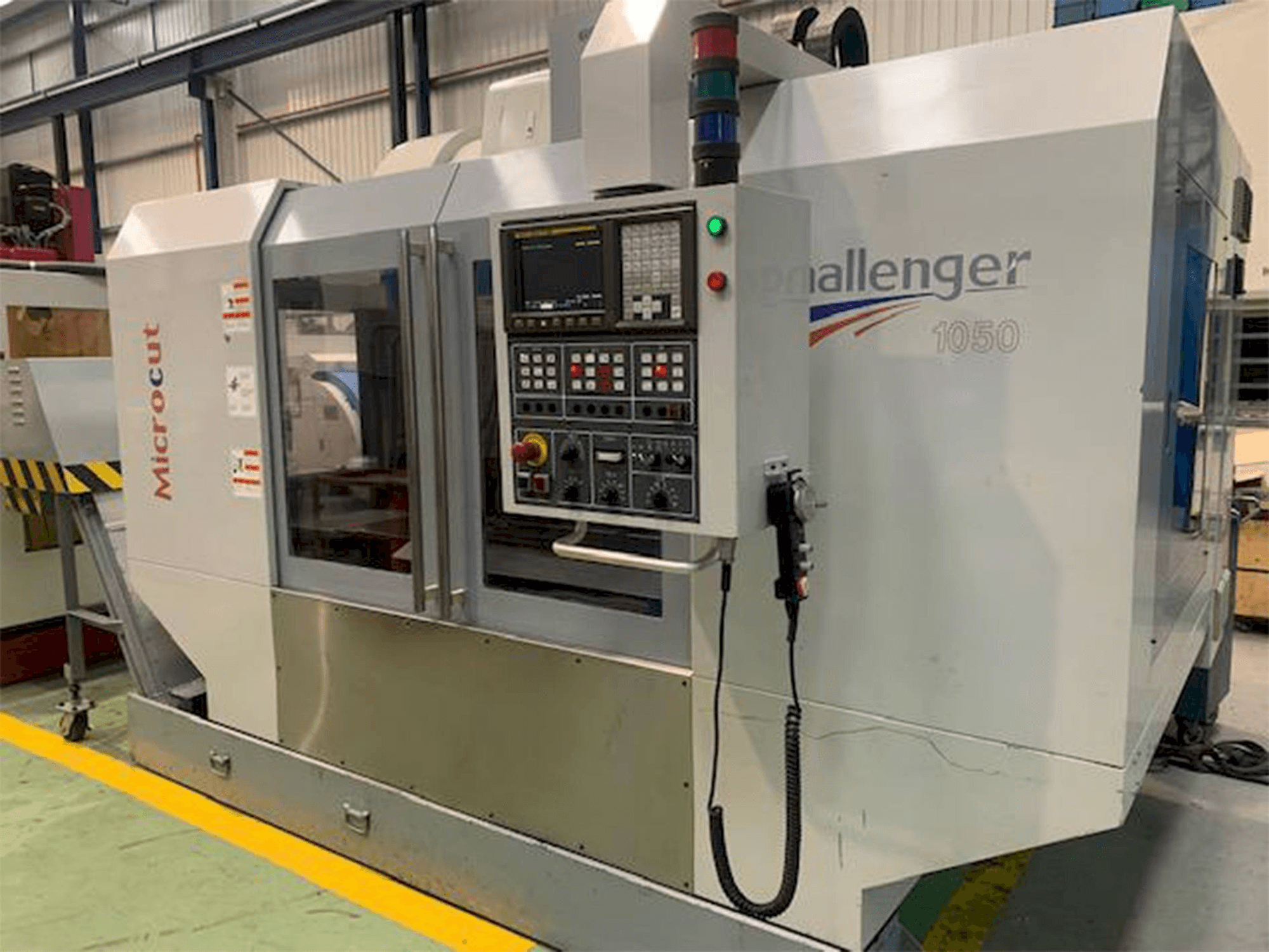 Vista Frontal da MICROCUT Challenger 1050 máquina