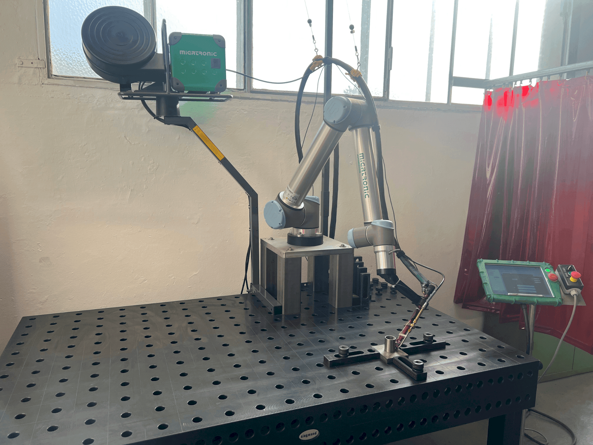 Vista Frontal da Universal Robots UR10 (2021) máquina