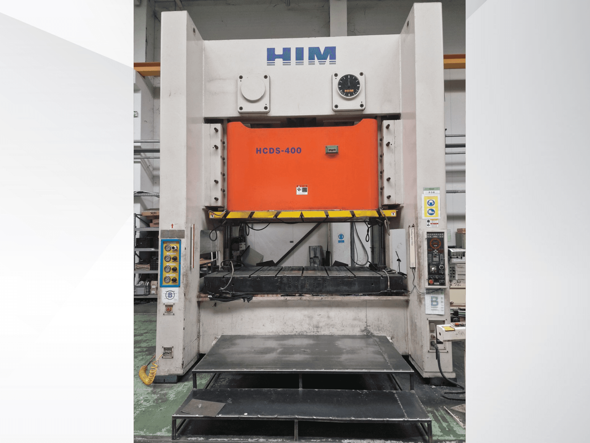 Vista frontal da prensa mecânica de estampagem HIM HWAIL PRESS HCDS-400, com uma placa de estampagem laranja e um painel de controlo.