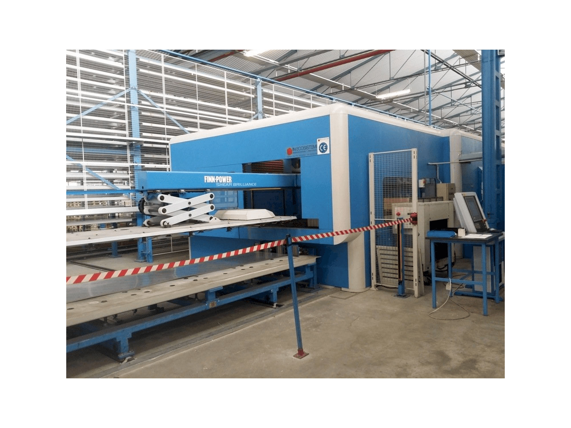 Vista Frontal da Finn-Power SB8 máquina