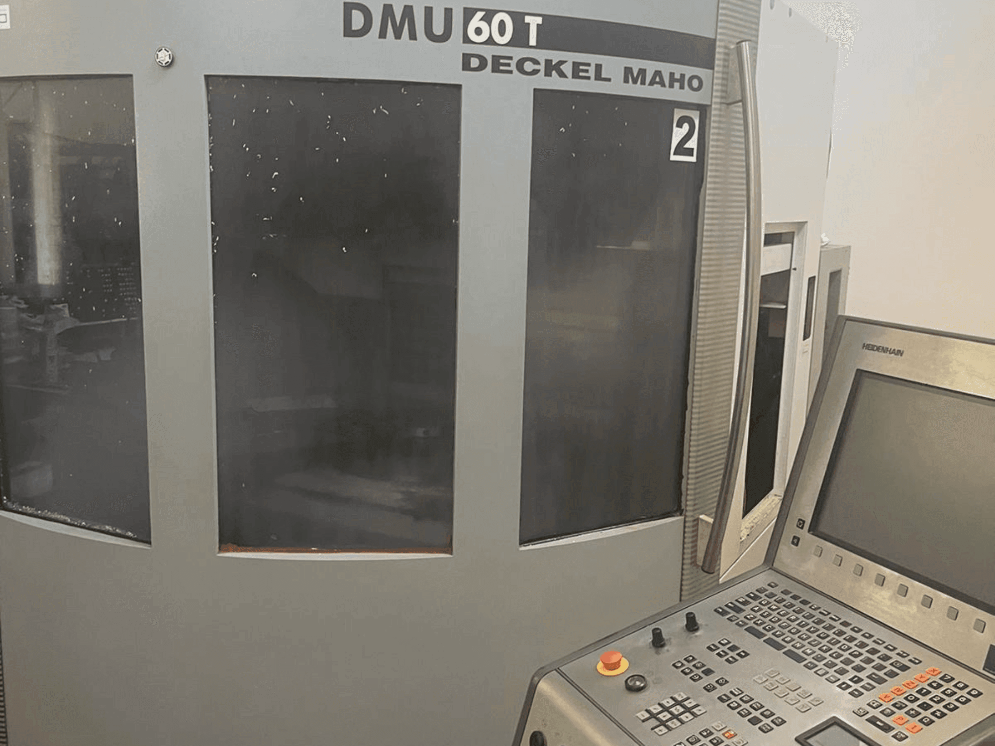 Vista Frontal da DMG DECKEL MAHO DMU 60T máquina