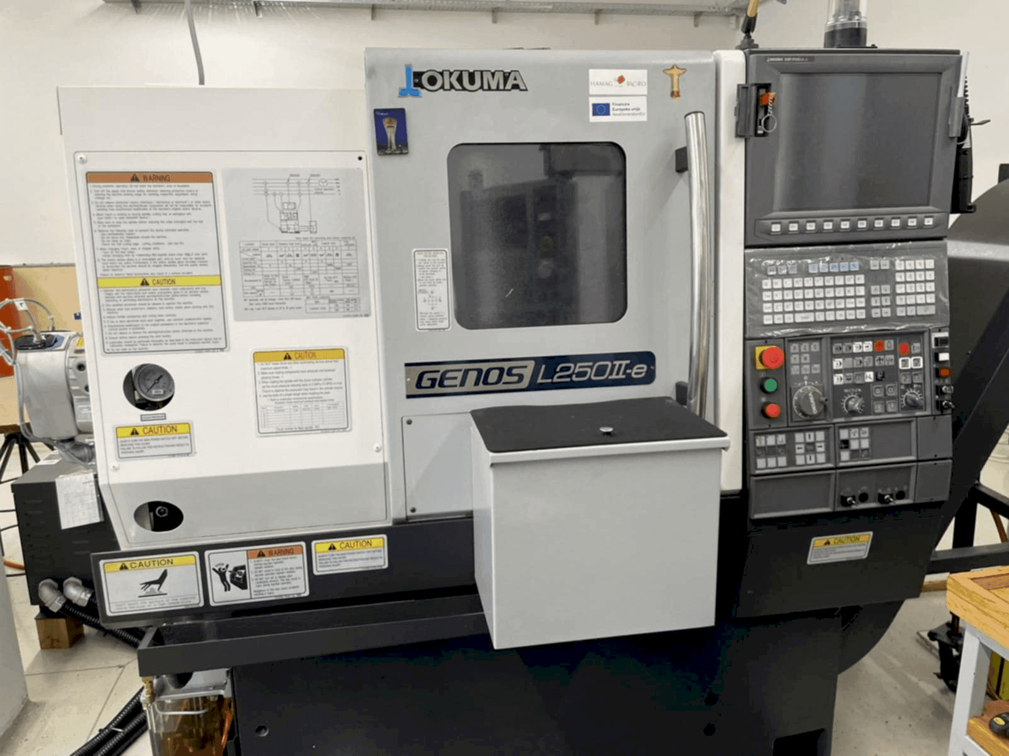 Vista Frontal da Okuma GENOS L250IIe máquina