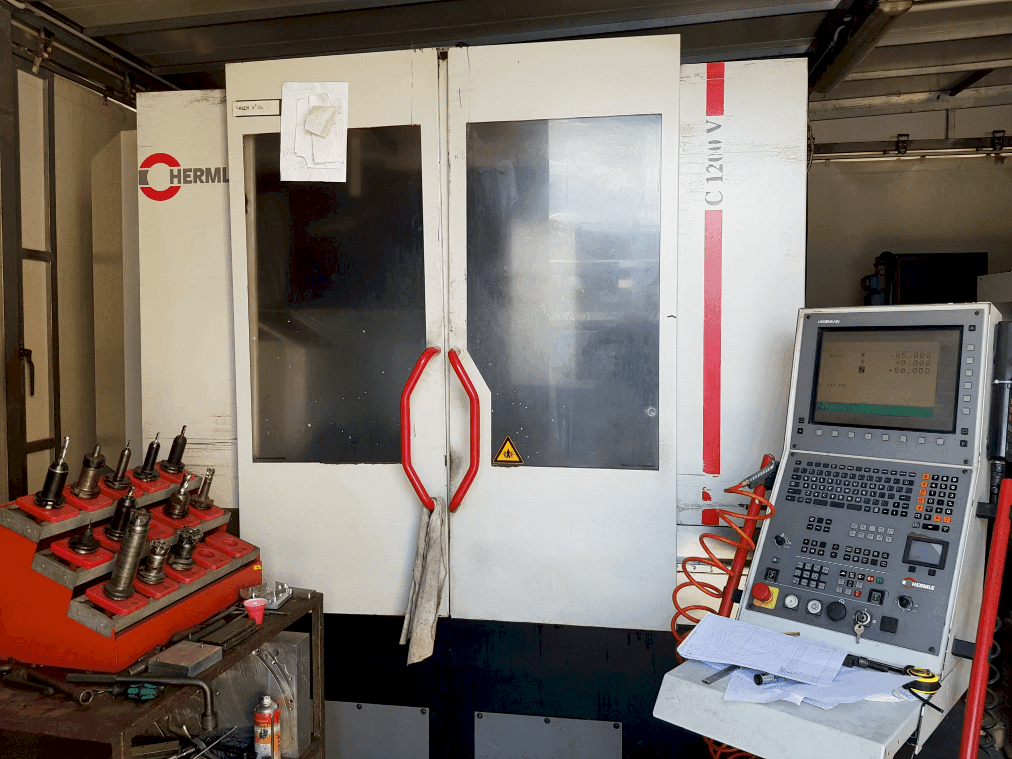 Vista Frontal da HERMLE C 1200 V máquina