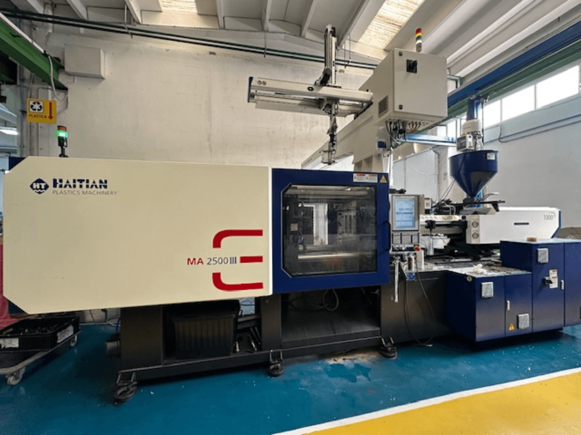Máquina de moldagem por injeção hidráulica Haitian MA 2500 III, vista frontal mostrando o painel de controlo e a tremonha.