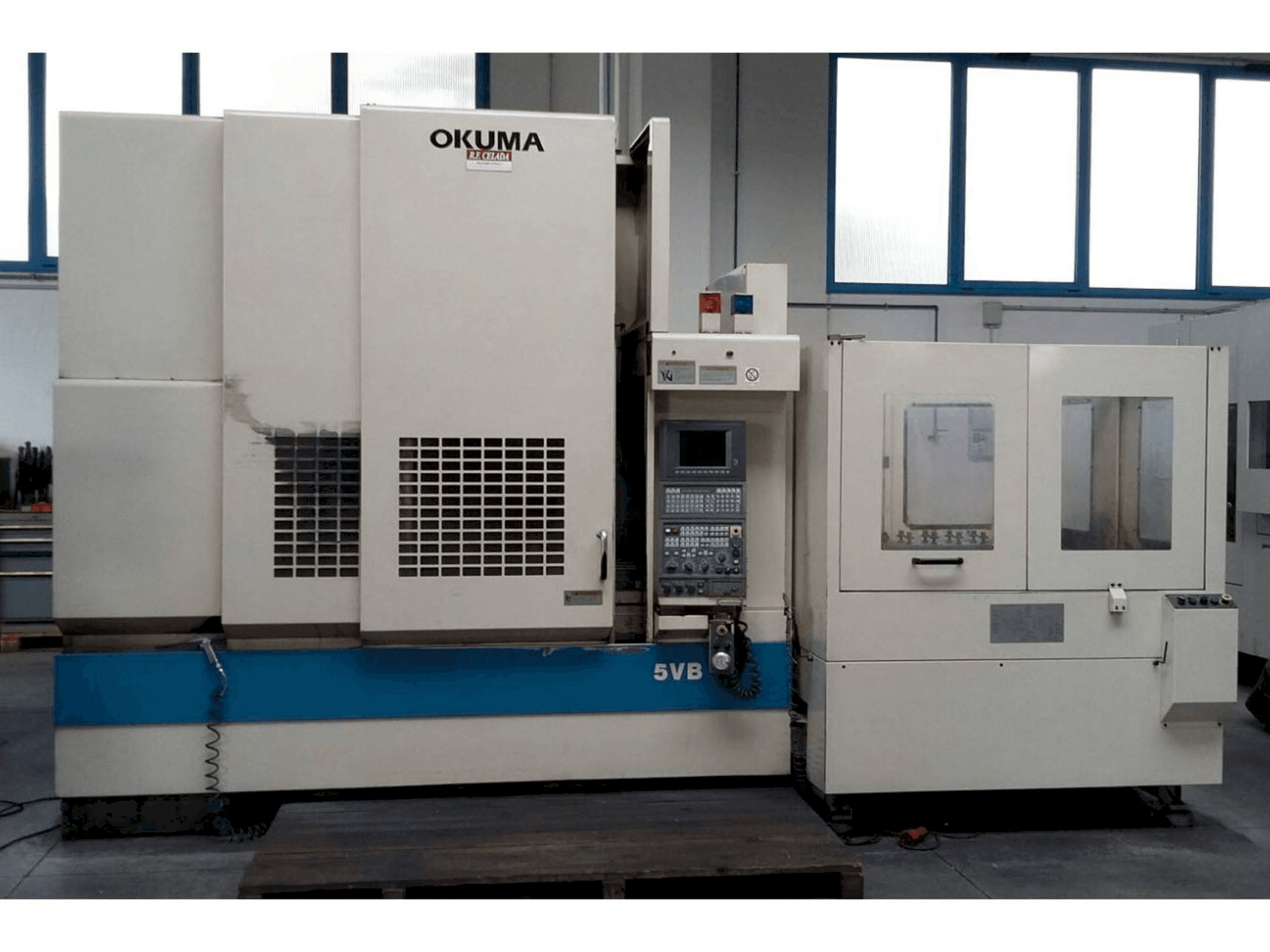 Vista Frontal da Okuma MX55 VB máquina