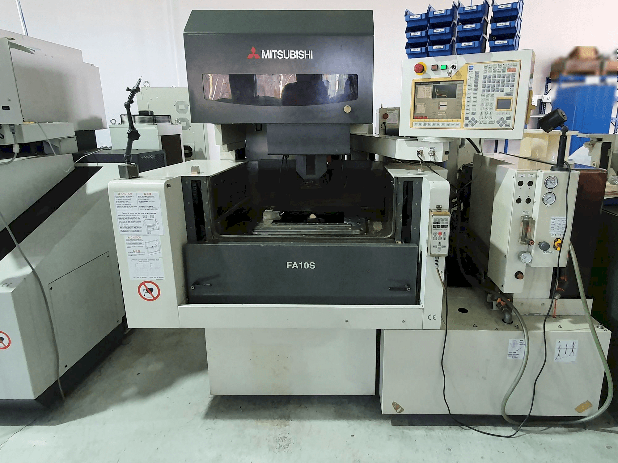 Vista Frontal da Mitsubishi FA10SM máquina