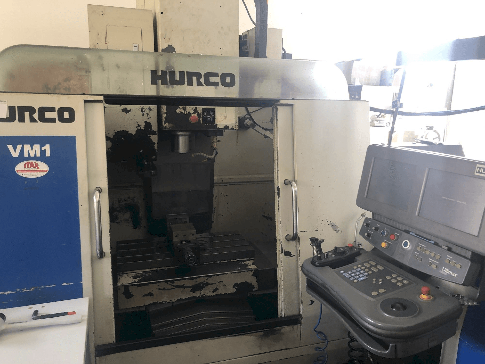 Vista Frontal da Hurco VM 1 máquina
