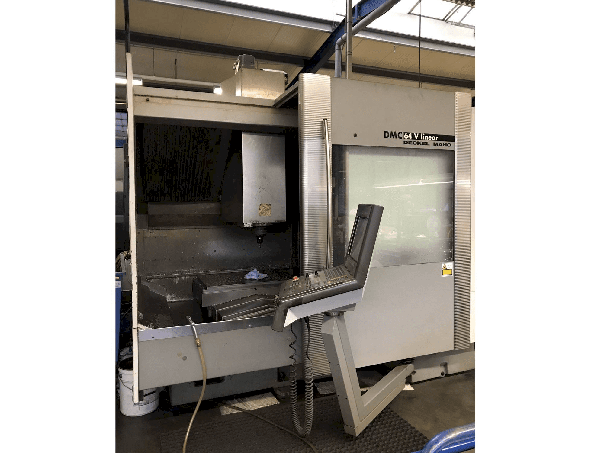 Vista Lateral Esquerda da DECKEL MAHO DMC 64V Linear máquina
