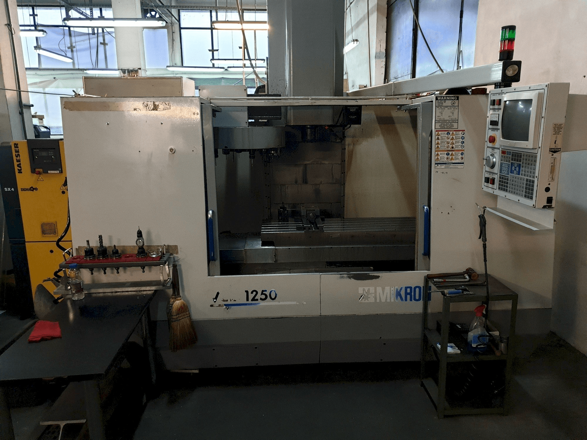 Vista Frontal da MIKRON-HAAS VCE 1250 máquina