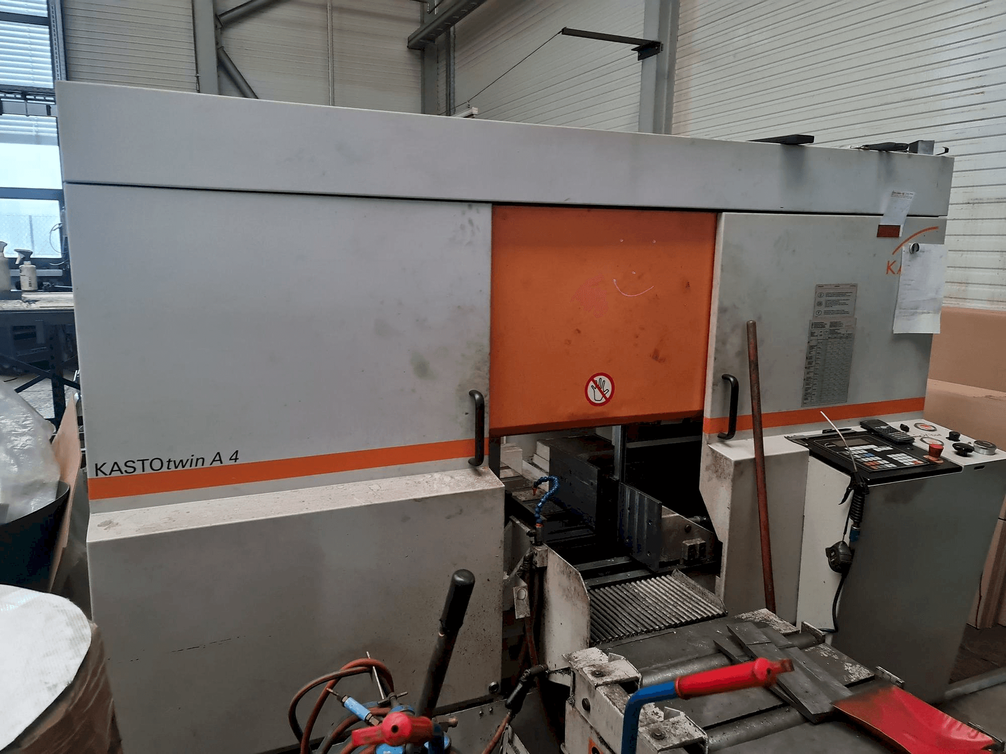 Vista Frontal da KASTO twin A4 máquina