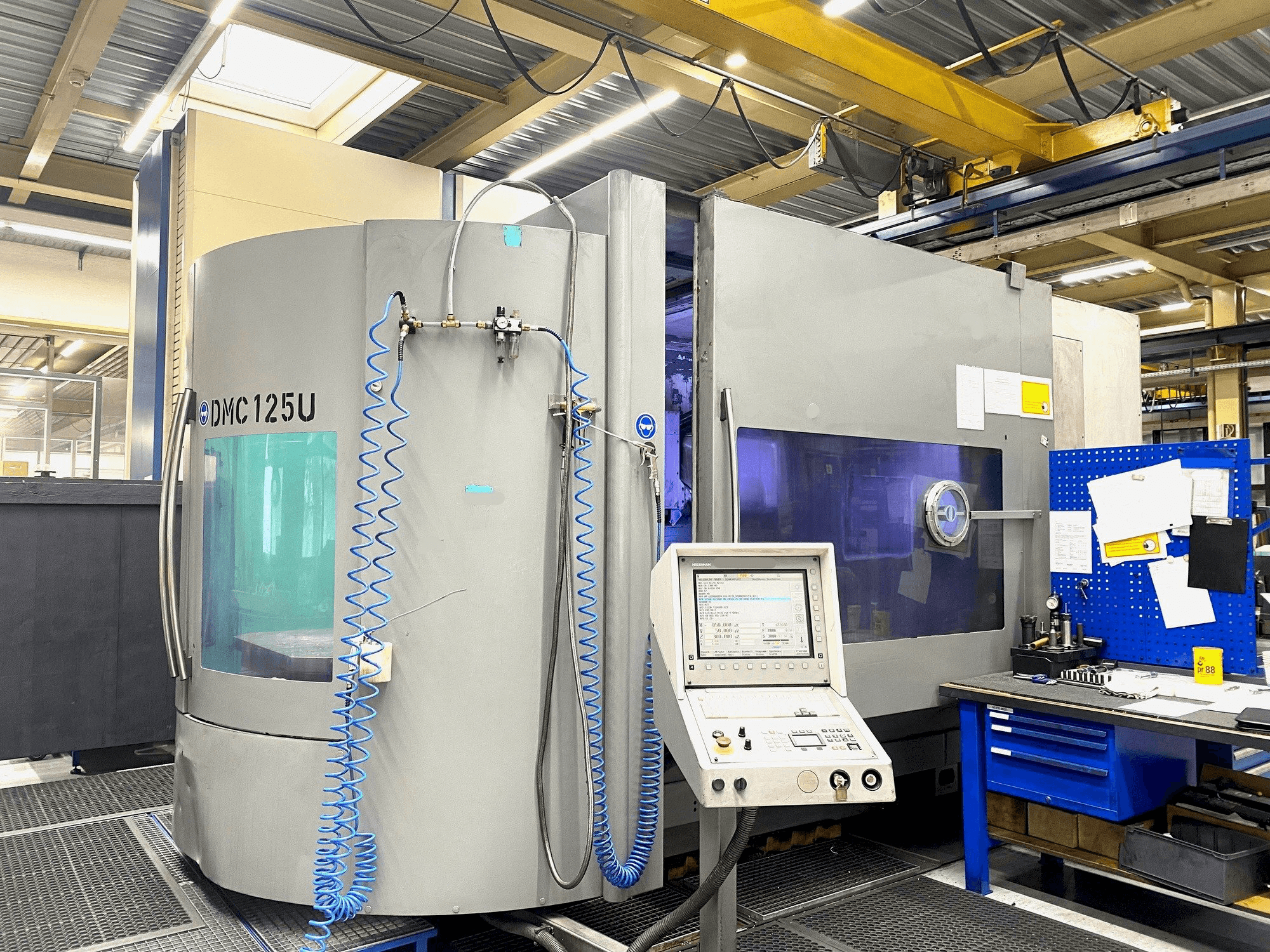 Vista Frontal da DMG Deckel Maho DMC 125 U máquina