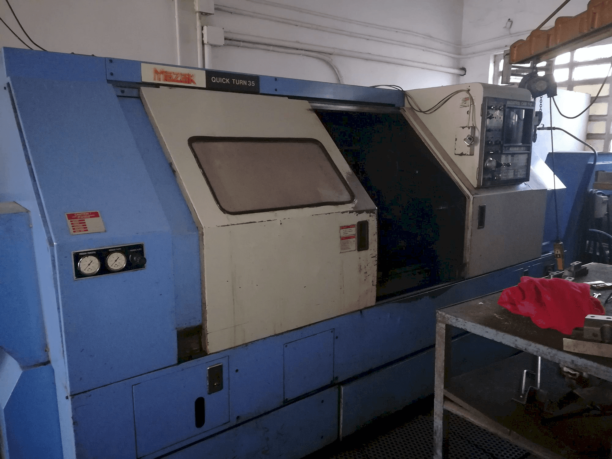 Vista Frontal da Mazak Quick Turn 35 máquina