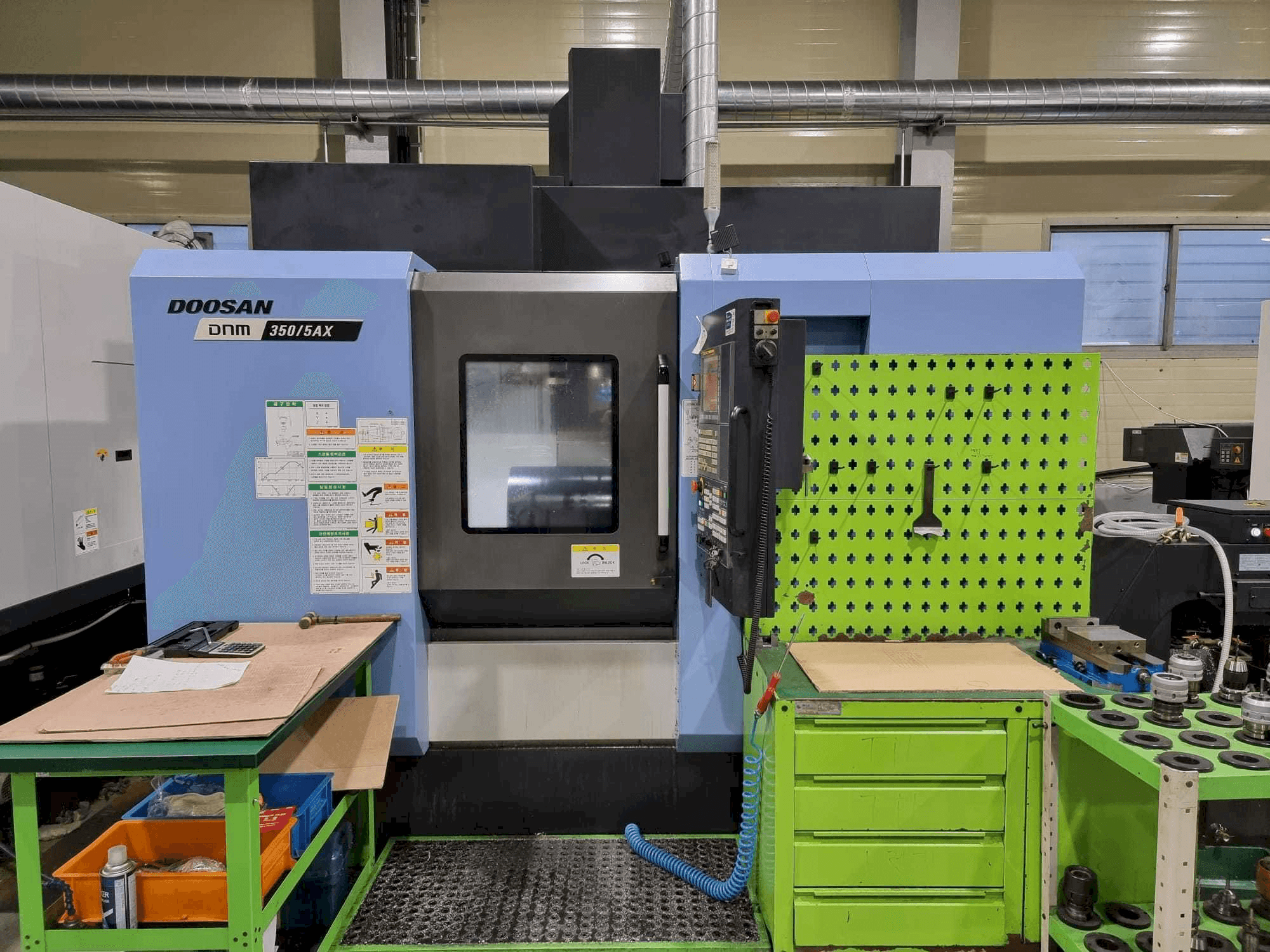 Vista Frontal da Doosan DNM350/5AX máquina