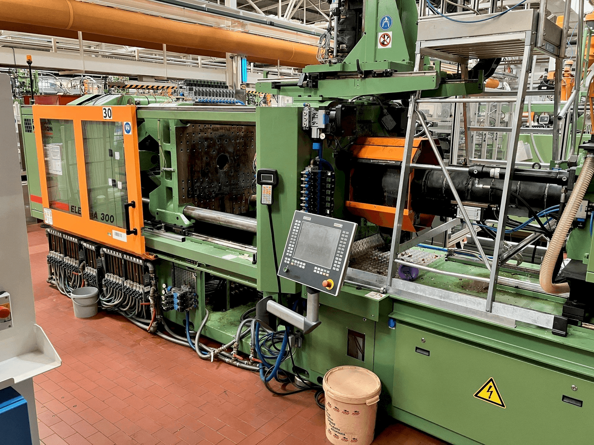 Vista Frontal da FERROMATIK MILACRON Europe Elektra 300 máquina