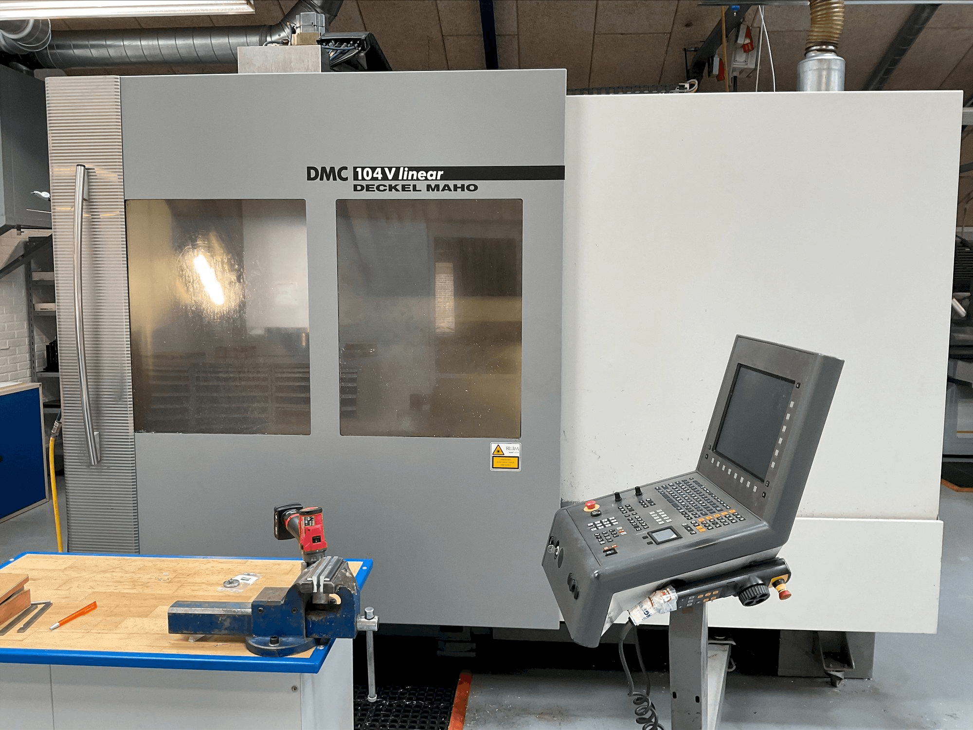 Vista Frontal da DMG MORI DMC 104V linear máquina